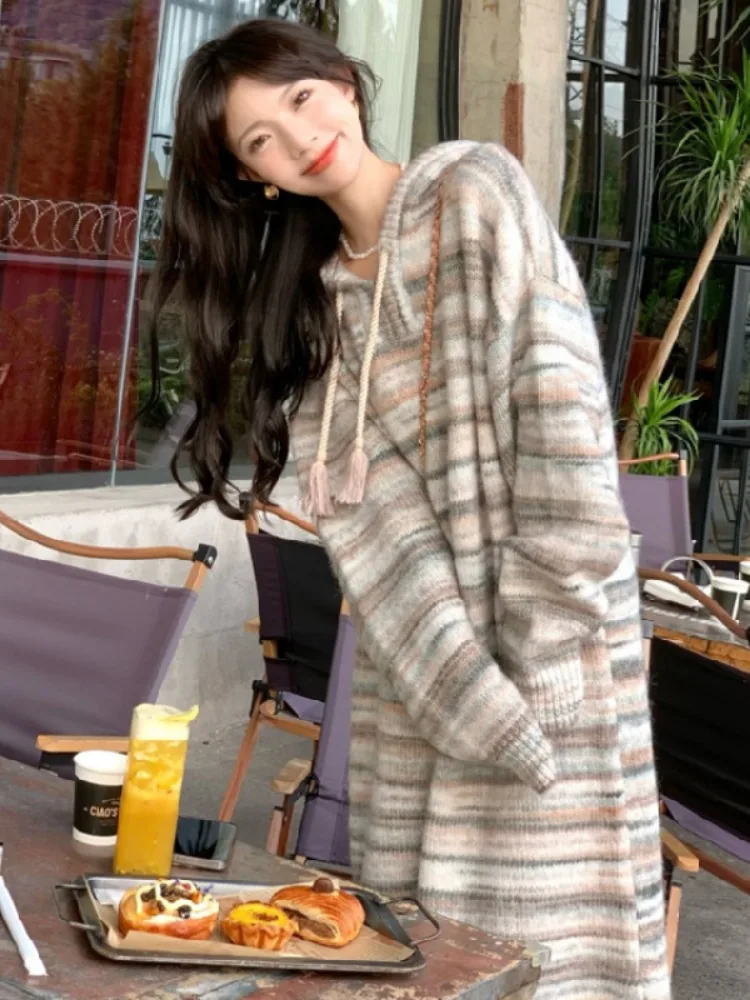 abito-maglione-premaman-maglia-con-cappuccio-a-righe-modello-ampio-e-comodo-ideale-per-l'autunno-e-l'inverno-con-design-a-blocchi-di-colore-per-donne-in-gravidanza
