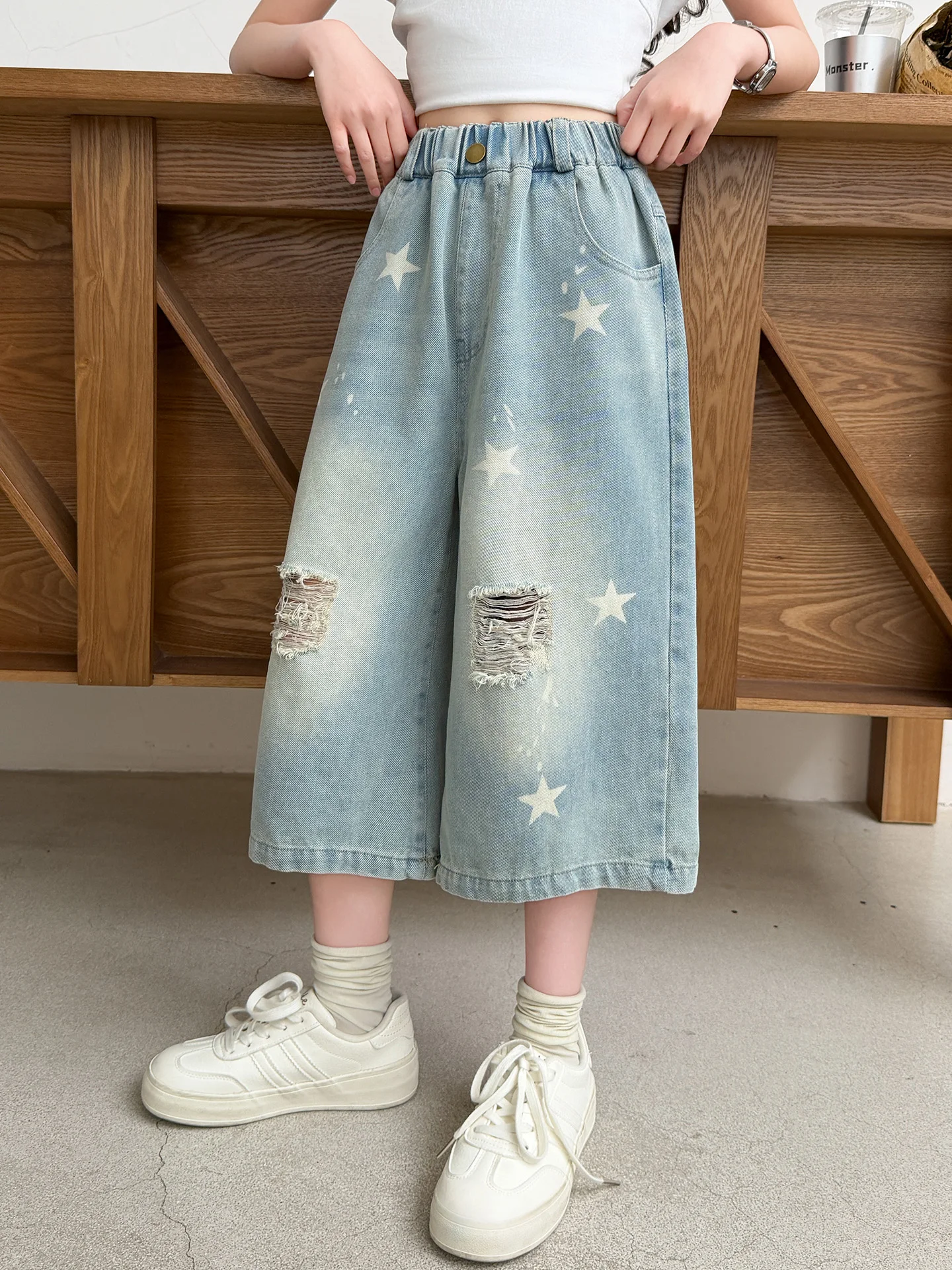 女の子の夏用薄手デニムショートパンツハイウエストストレートレッグファッション穴あき子供用パンツカジュアル快適な柔らかい生地