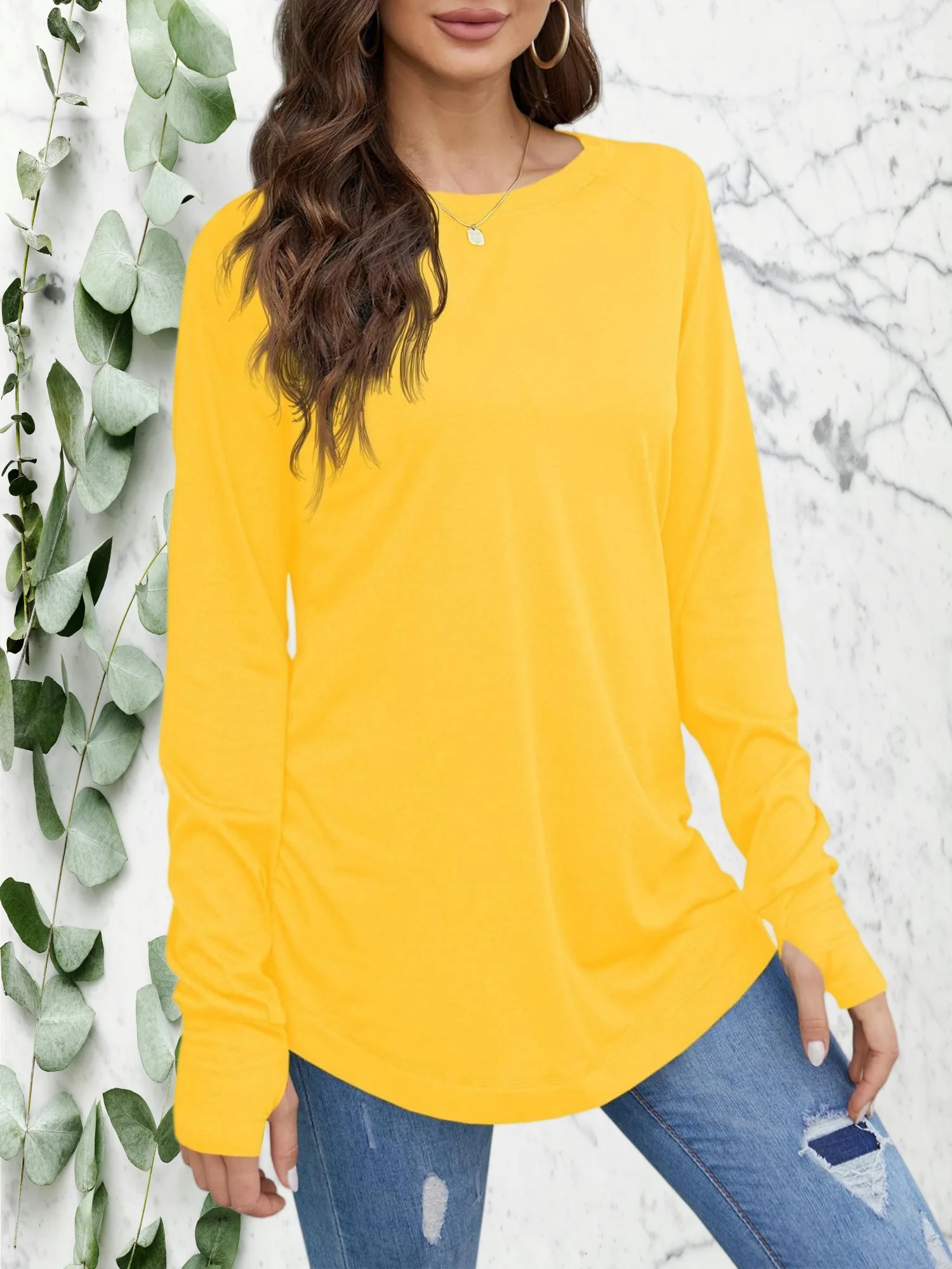 Damskie podstawowe koszulki z długim rękawem - okrągły dekolt, zaokrąglony dół, luźny krój, otwory na kciuki do noszenia na co dzień