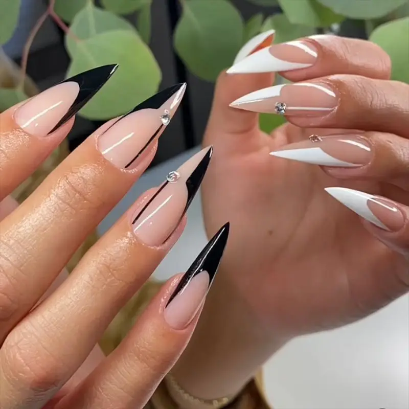 24Pcs Długie szpilki do paznokci Y2K Girls Nude Color Charms Press On Nails Proste, nadające się do noszenia sztuczne paznokcie dla kobiet DIY Manicure