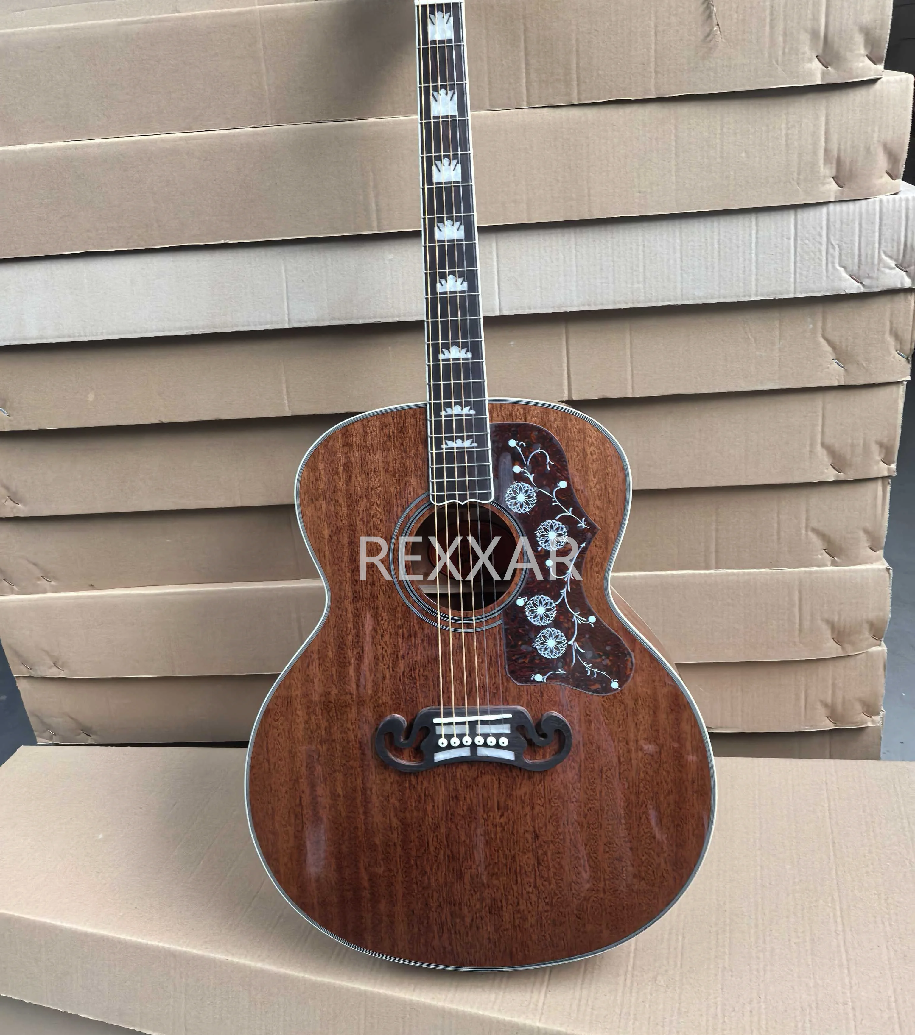 جيتار صوتي J200، لون الخشب الطبيعي، سطح من الخشب الصلب بزهر الخوخ، جانب وخلفي من خشب زهر الخوخ، إكسسوارات ذهبية، EQ i #1