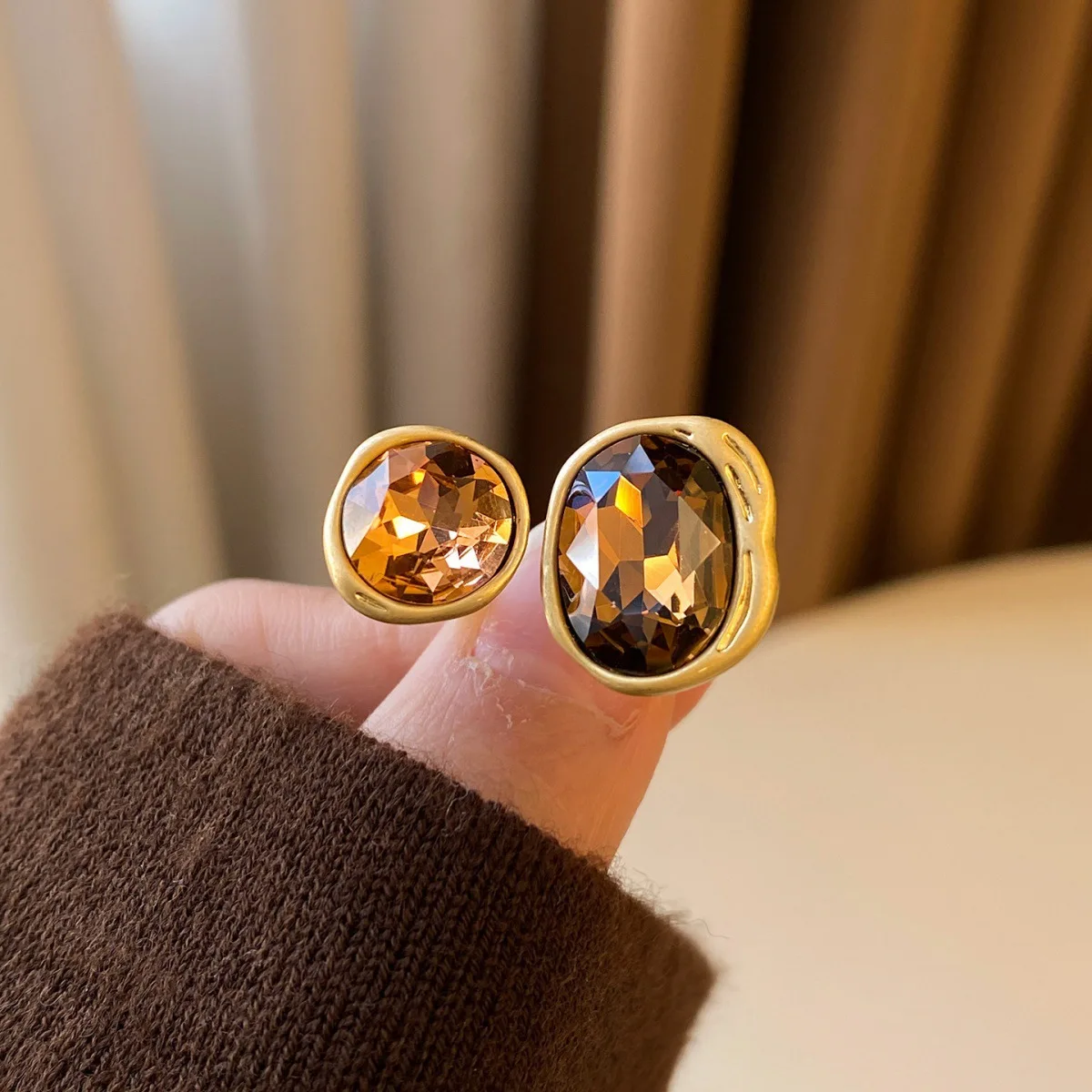 Französischer Retro-Acryl-Kristall-Damenring im Meirade-Stil, bunter offener Ring, modischer Schmuck in Goldfarbe, trendiges Accessoire. – Detail 2