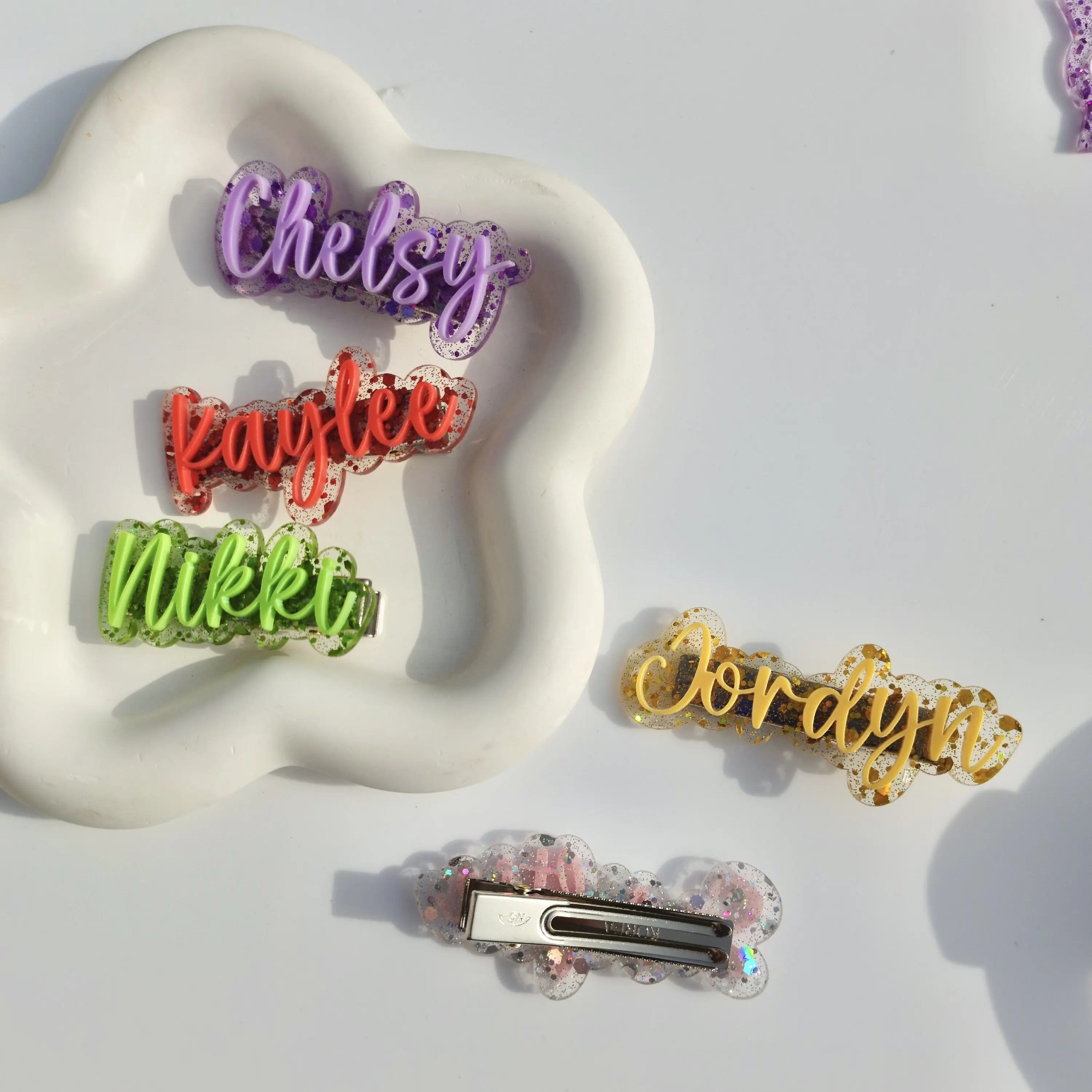 قطعة واحدة من مشبك الشعر المخصص - اسم شخصي منقوش بالليزر PMMA هدايا فريدة لطيفة للمراهقين