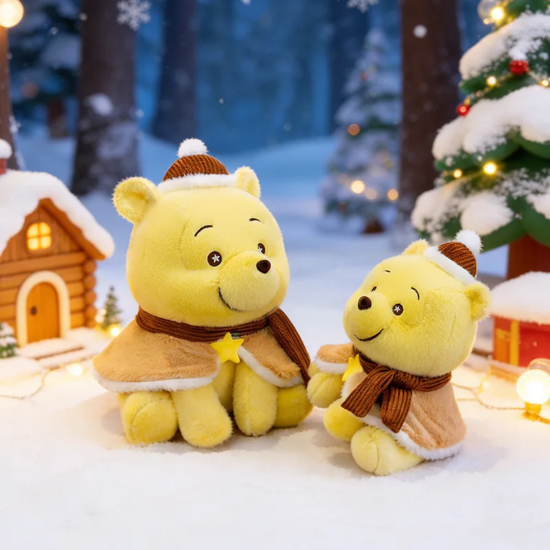 

Плюшевая игрушка Винни-Пух 2026: Новая модель, милый зимний плюшевый медведь с накидкой, шарфом и шапкой. Идеальный подарок для девочек. Оптом.