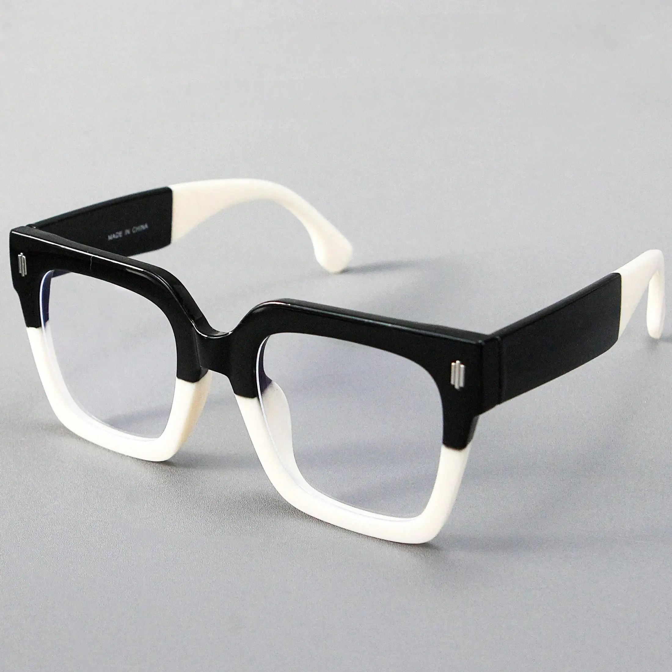 Nuevas gafas planas informales de alta calidad, con un sencillo esquema de colores y un diseño de patrón único, adecuadas para diversas ocasiones y decoraciones de fiestas, ligeras y cómodas de llevar, un artículo de moda, unisex.