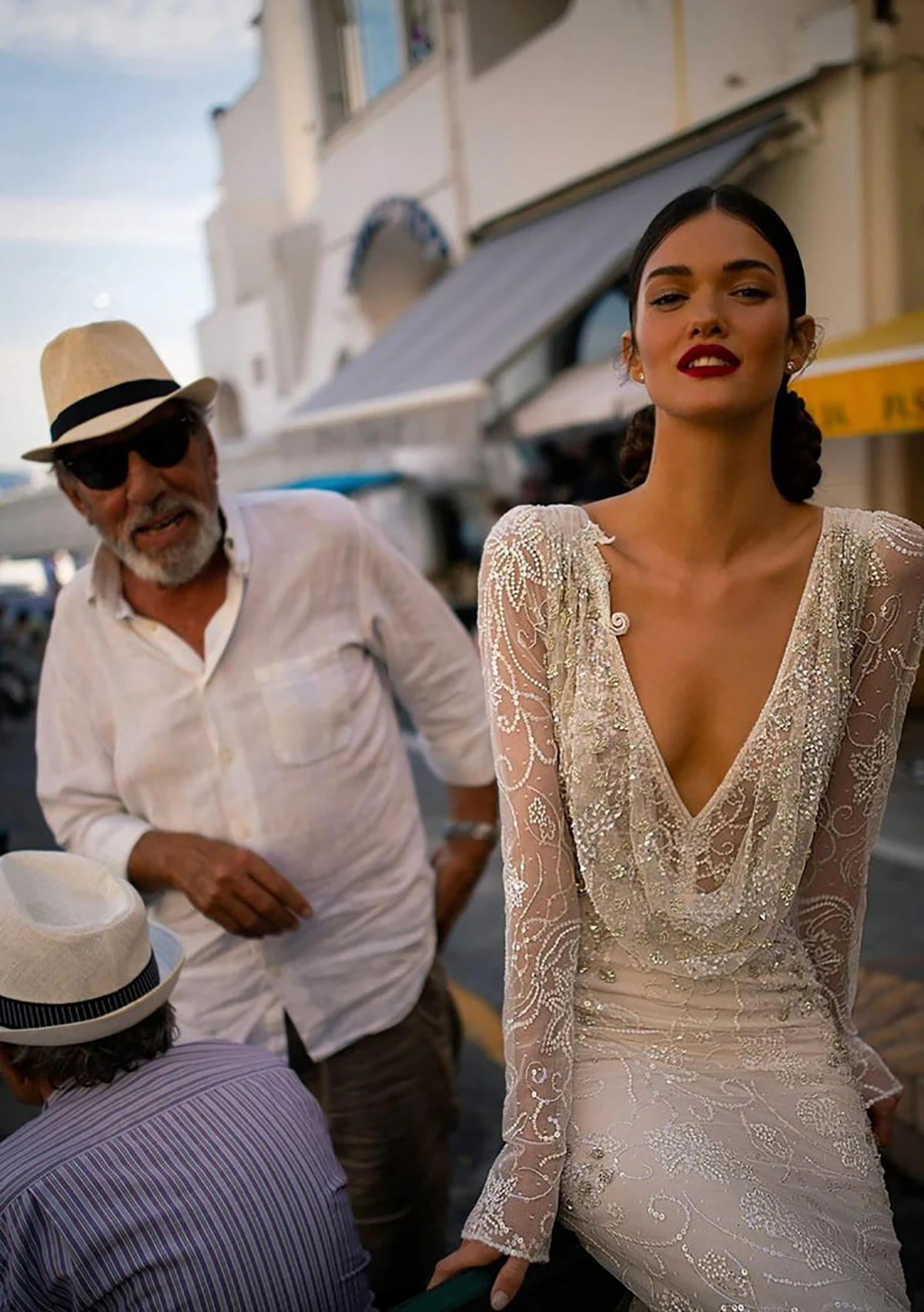 

Noble Bespoke Wedding Dresses Shiny Pearl Beading Lace Sweep Train Deep V-Neck Sequins Bridal Gown Vestido De Noiva Customized