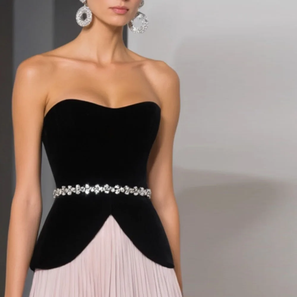 カスタマイズされたコントラストカラーのイブニング ​   ドレス ベルト付き ピンク ストラップレス プリーツ フォーマル プロムドレス A ライン ロング ウェディング パーティー衣装