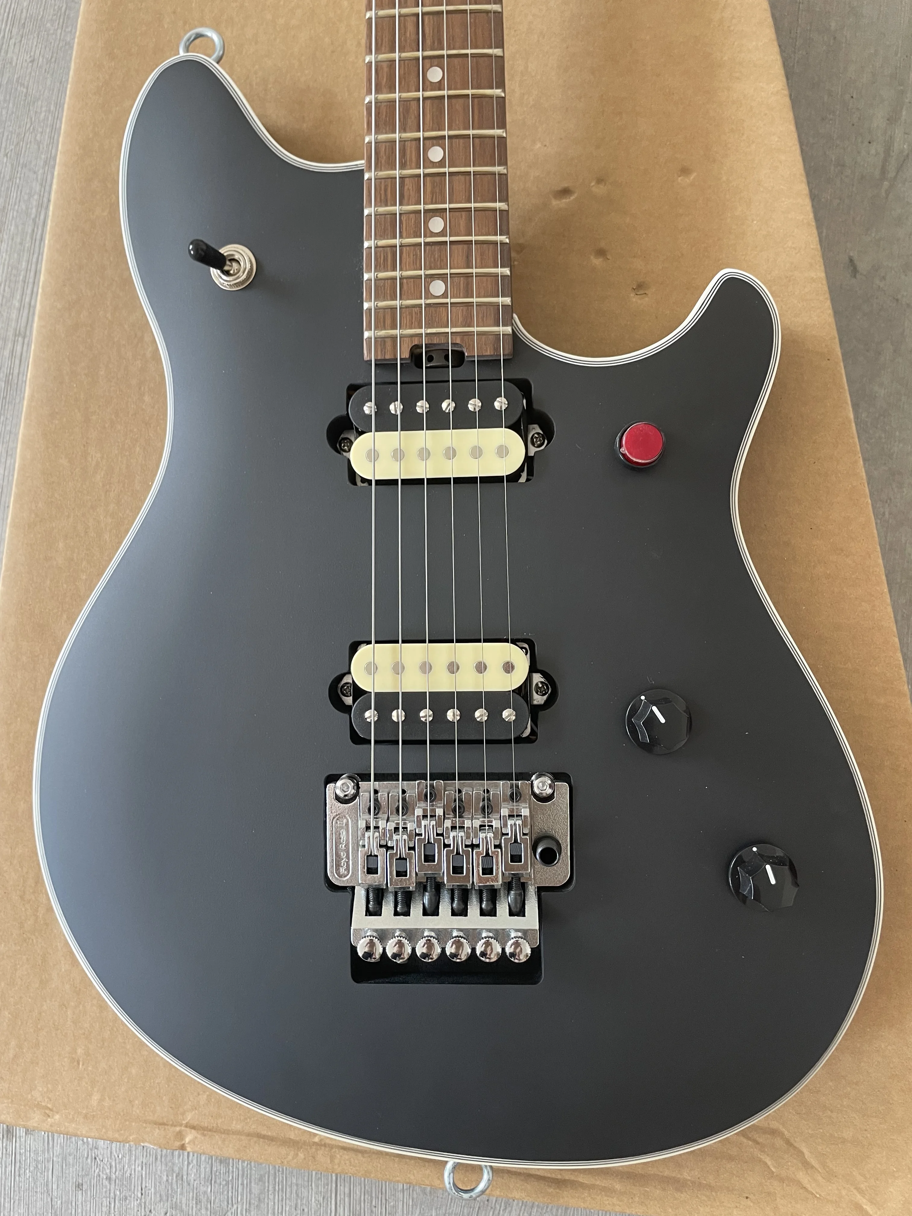 Guitarra elétrica de maior qualidade com acabamento preto fosco captadores 2H tremolo prateado