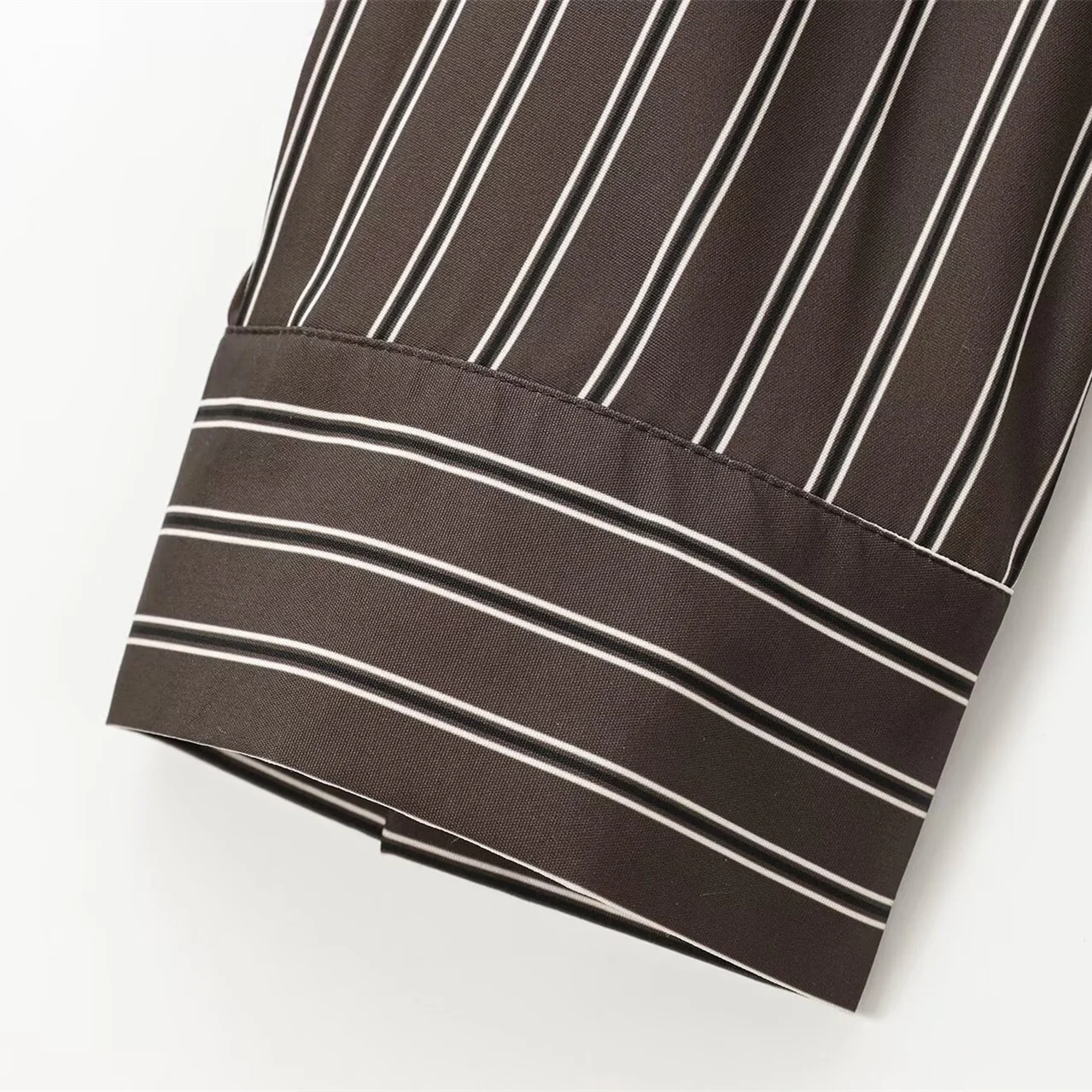 EDSA ผู้หญิงสีน้ําตาล Batwing Stripe เสื้อแขนยาว Cuffs กระเป๋า Patch ปุ่มด้านหน้าสําหรับ Office Lady เสื้อ