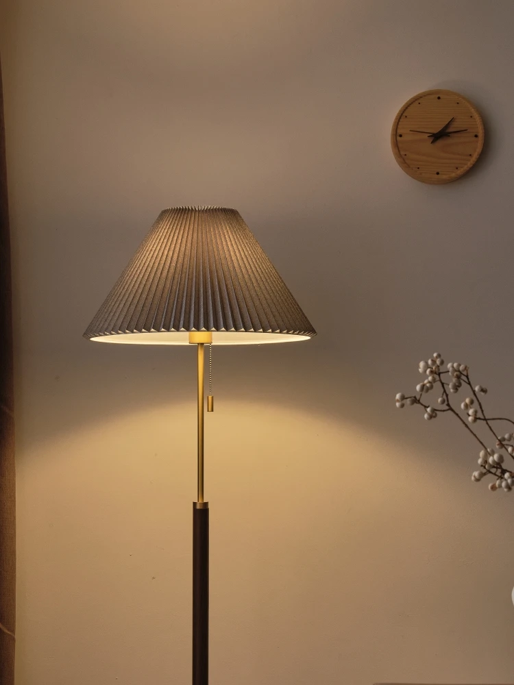 مصباح أرضي عتيق لغرفة المعيشة وغرفة النوم، مصباح بجانب السرير أمريكي فاخر من القرون الوسطى مصنوع بالكامل من النحاس والجوز بطيات راقية