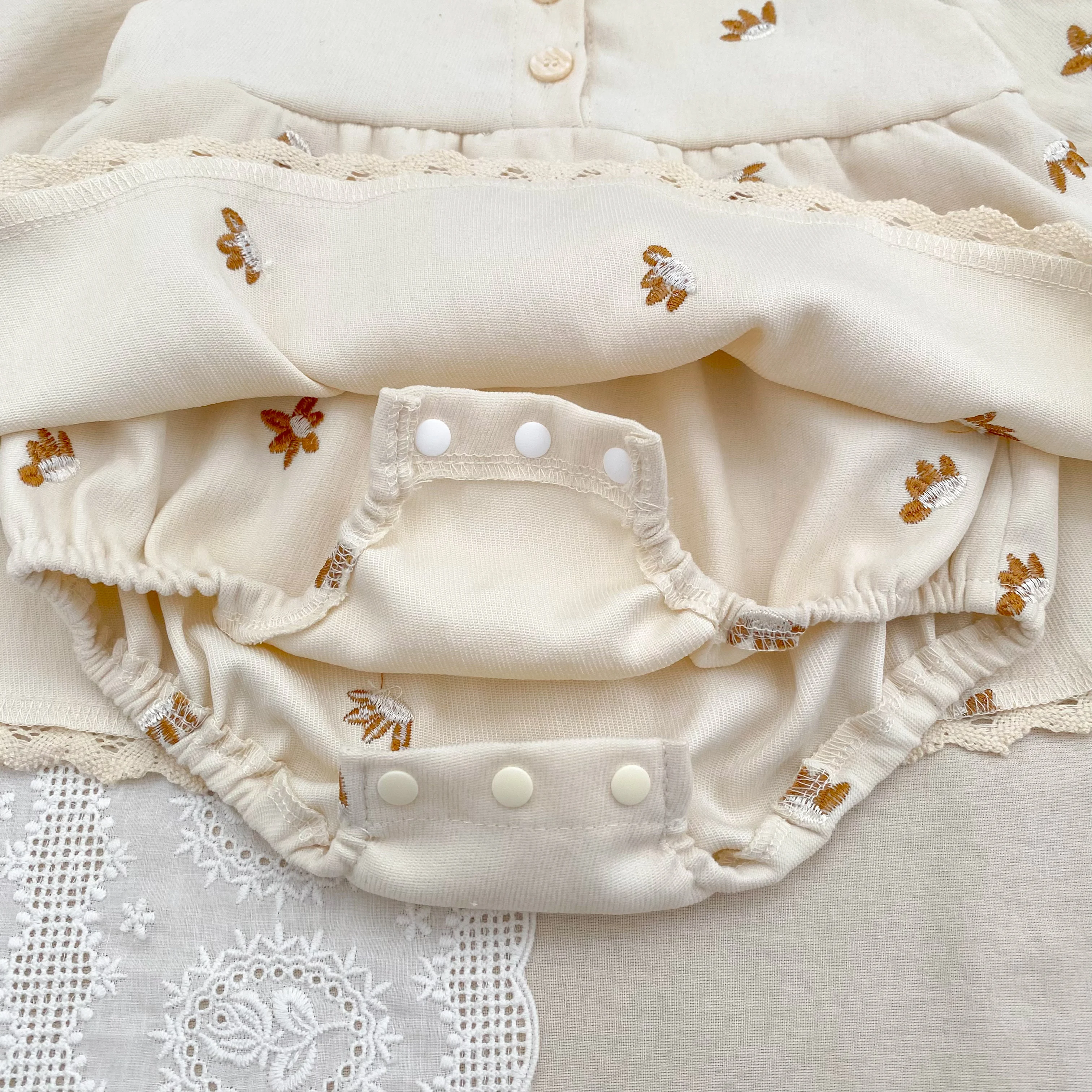 Baby-Mädchen-Stramplerkleid, langärmelig, mit Spitze, Peter-Pan-Kragen, Blumenstickerei, Baby-Overall, Frühling/Herbst, Kleidung für Kleinkinder, 0–24 Monate. – Detail 12