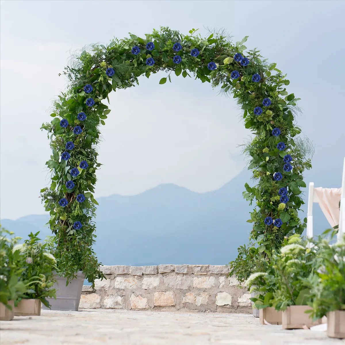 2026-trend-50-rosas-artificiais-3-cm-de-altura-decoracao-de-casamento-azul-marinho