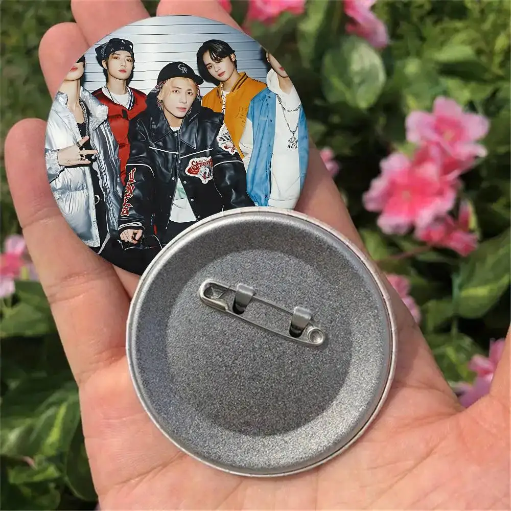 K-Pop Group-TXT-TOMORROW X معًا شارات دبابيس دبابيس التلبيب قبعة دبابيس دبابيس هدايا ديكور حقائب الظهر