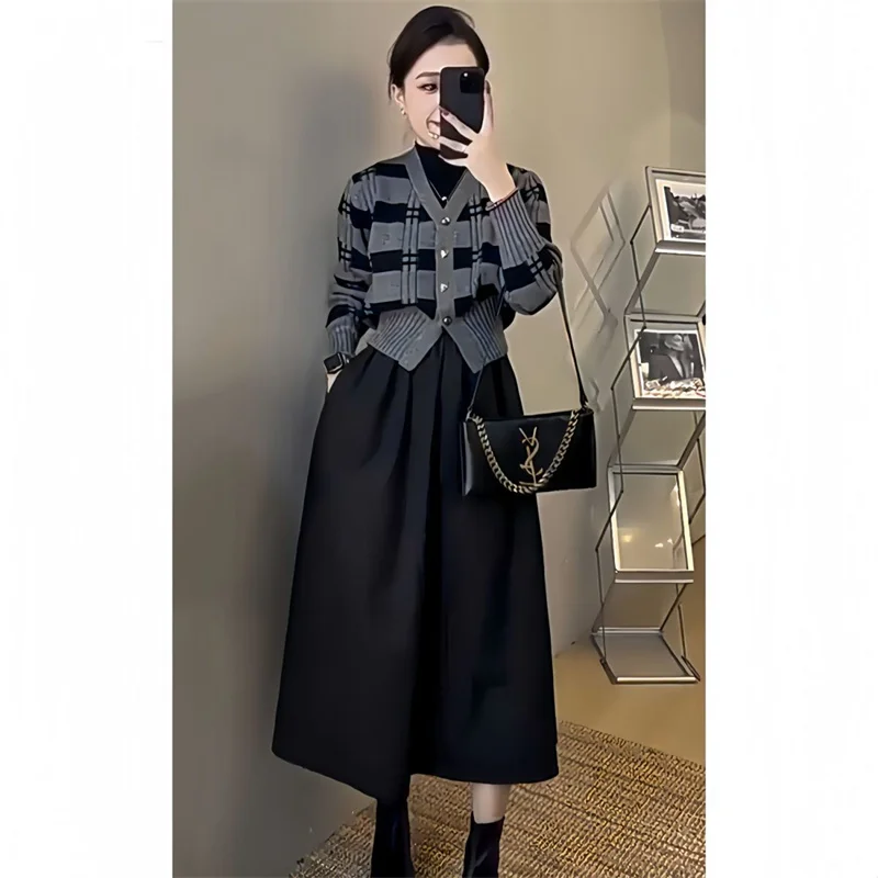 เสื้อสเวตเตอร์แฟชั่นสั้นสำหรับผู้หญิง เสื้อแจ็คเก็ตถักนิตติ้ง 2026 รุ่นใหม่ ฤดูใบไม้ผลิ ฤดูใบไม้ร่วง สีสันตัดกัน ลายทาง เสื้อคลุมคาร์ดิแกนถักนิตติ้ง