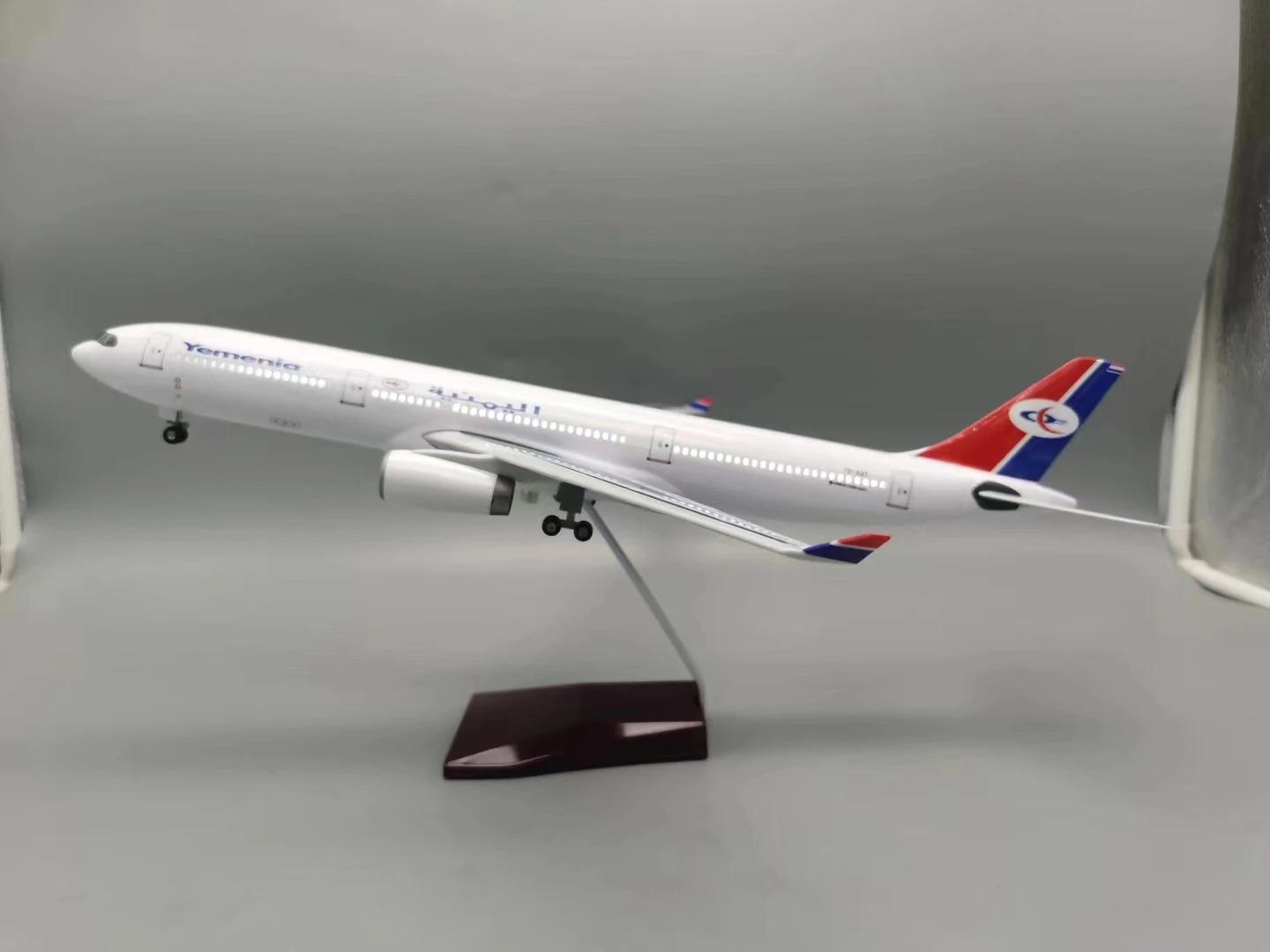 

47cm Plane Model Yemen Airways A330 Diecast Toy Airplanes Resin Plastic Assembly Aircraft Plane With Light &Wheels For Collected