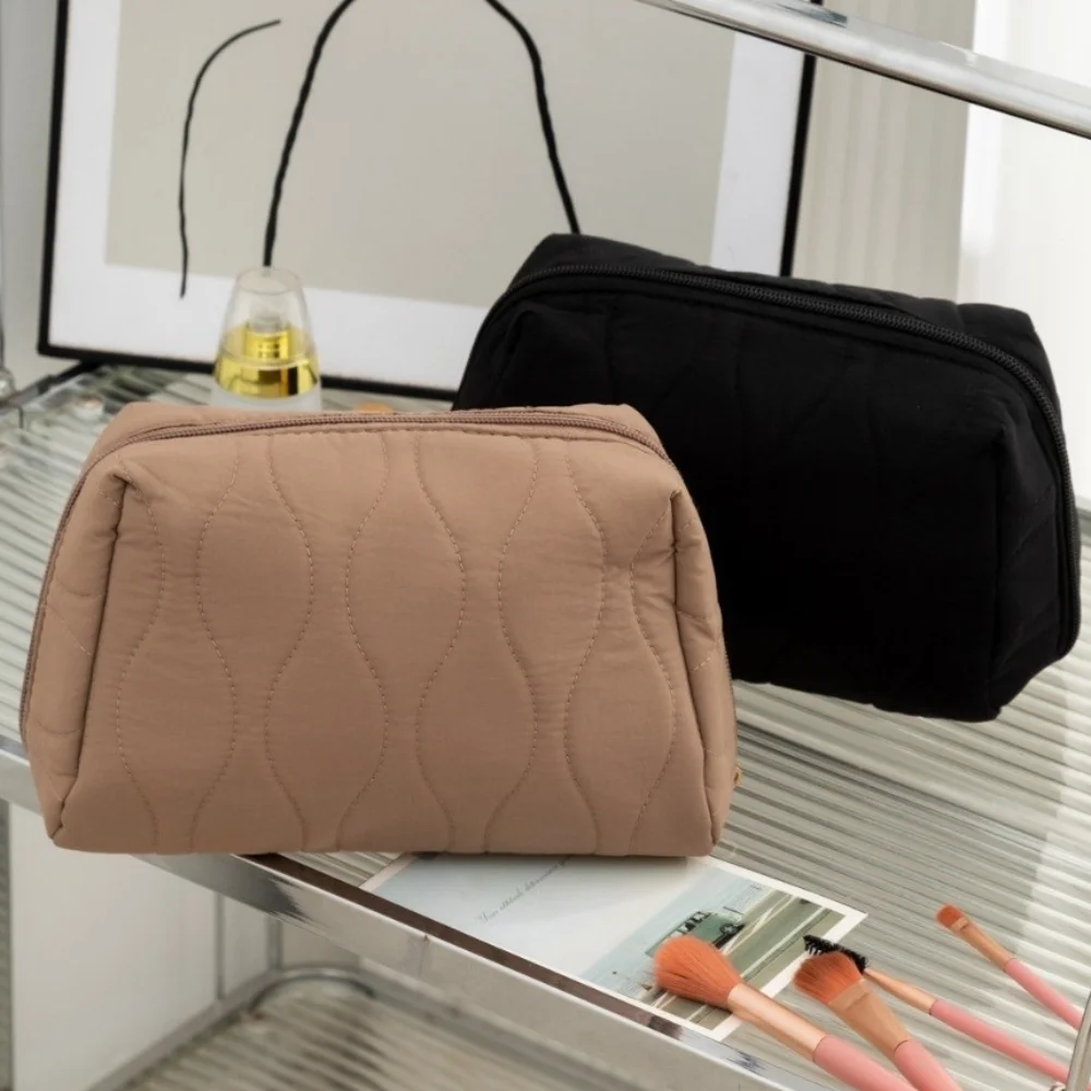 

Portable Large Capacity Quilted Cosmetic Bag Multifunctional Waterproof Toiletry Bag with Zipper Skincare Products Pouch
