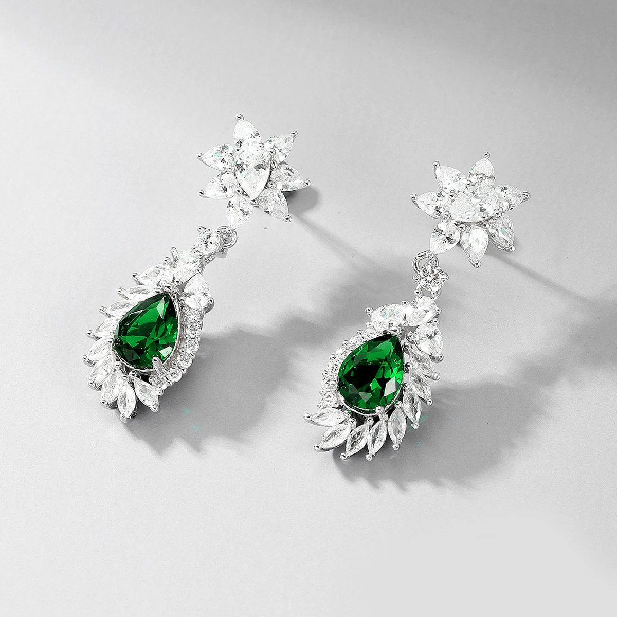 

A pair of light luxury, shiny and personalized emerald zircon pendant earrings, 925 sterling silver women's daily leisure vacati