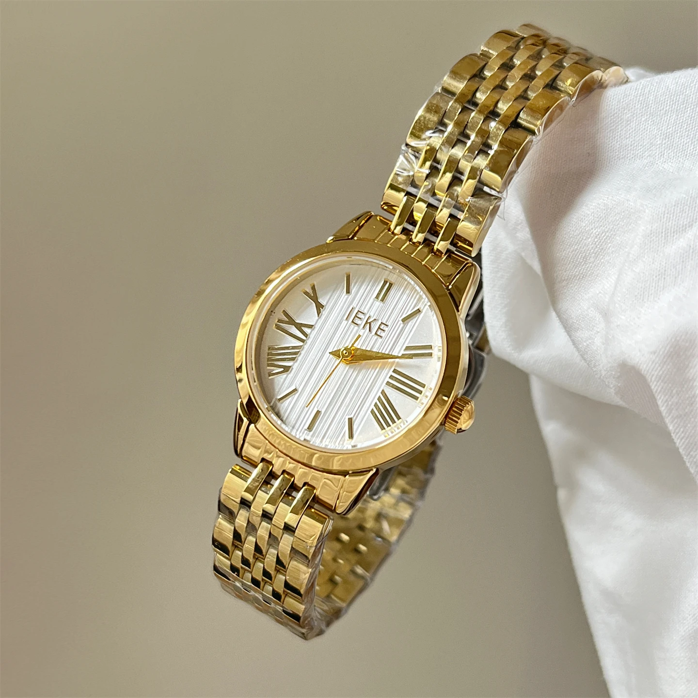 

Classic Roman circular vertical stripe temperament niche watch for women, delicate white, high-end student steel strap watch