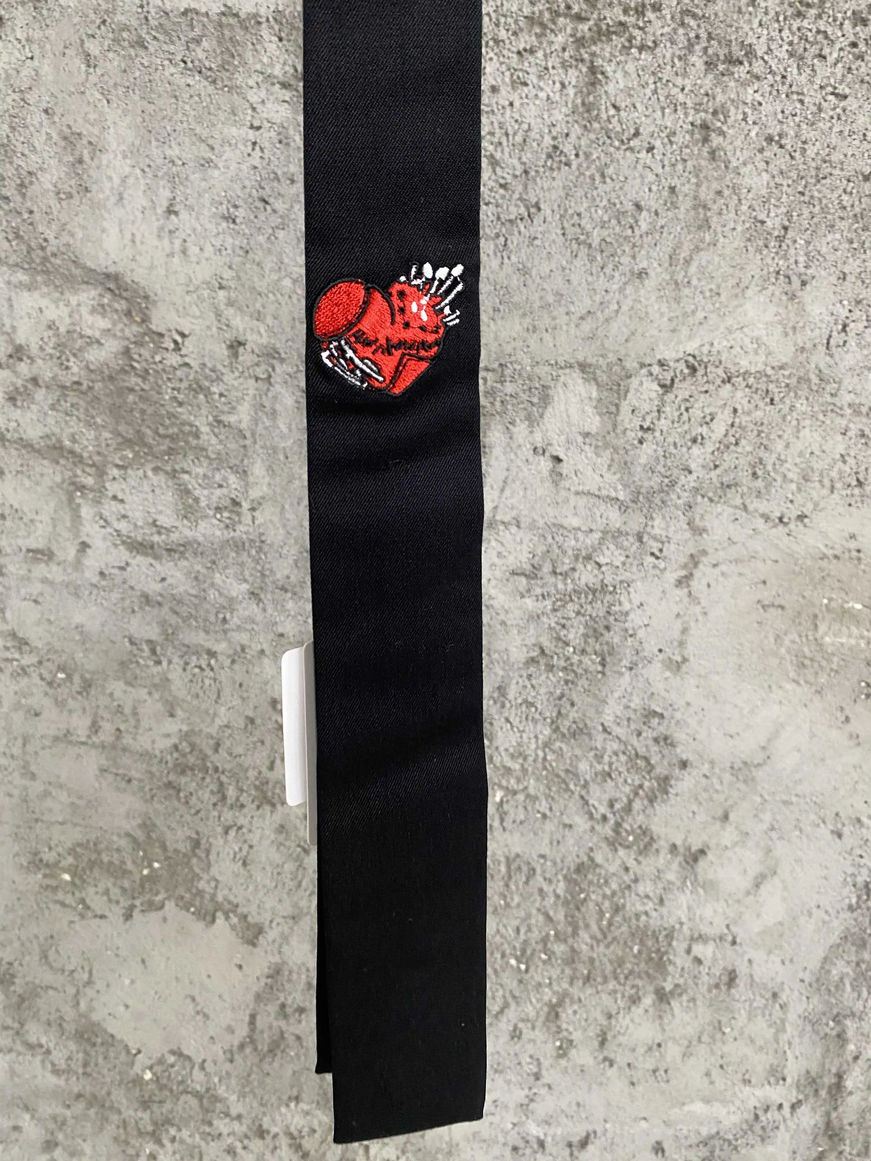 Conception originale, style japonais foncé, niche amour cravate en laine brodée à la main pour la Saint-Valentin