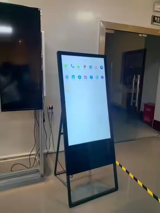Chiosco per schermo di visualizzazione della segnaletica digitale LCD PCAP portatile da 49 pollici per uso al dettaglio e nel centro commerciale Totem per supporto video pubblicitario