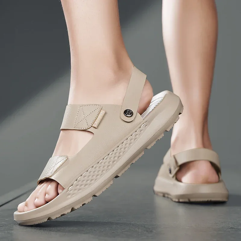 

Летние мужские сандалии, повседневная обувь, уличные тапочки, пляжные прогулочные шлепанцы, комфортные роскошные дизайнерские легкие модные кожаные шлепанцы