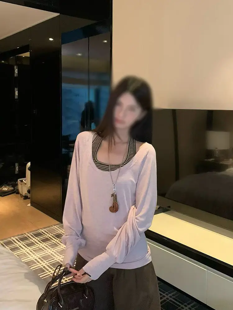 

Весенне-летний женский комплект из двух предметов: хлопковая футболка с длинным рукавом и розовый жилет с полосками и бретельками на шее