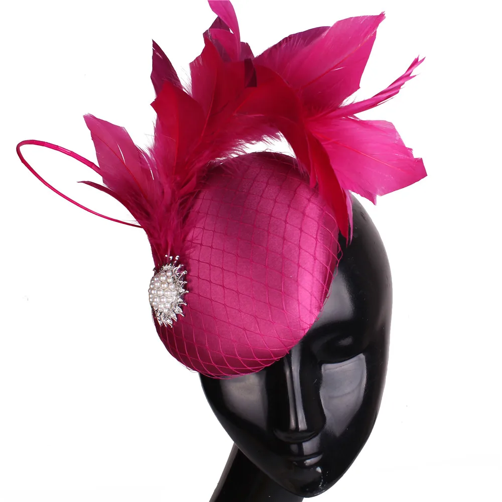 Ładny magenta satynowy kapelusz z fascynatorem do włosów wieczorne przyjęcie formalne kościelne panie kapelusz millinery ślubne nakrycia głowy z piórami