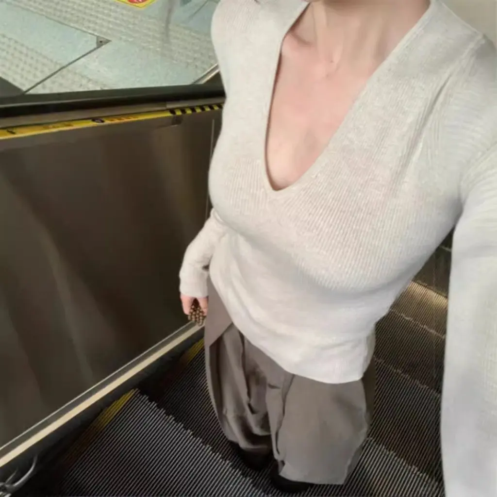 Women's Solid Color V-Neck Knitted Bottoming Shirt Slim Fit Long-Sleeved Top for Autumn Winter Versatile Fashionable Outerwear