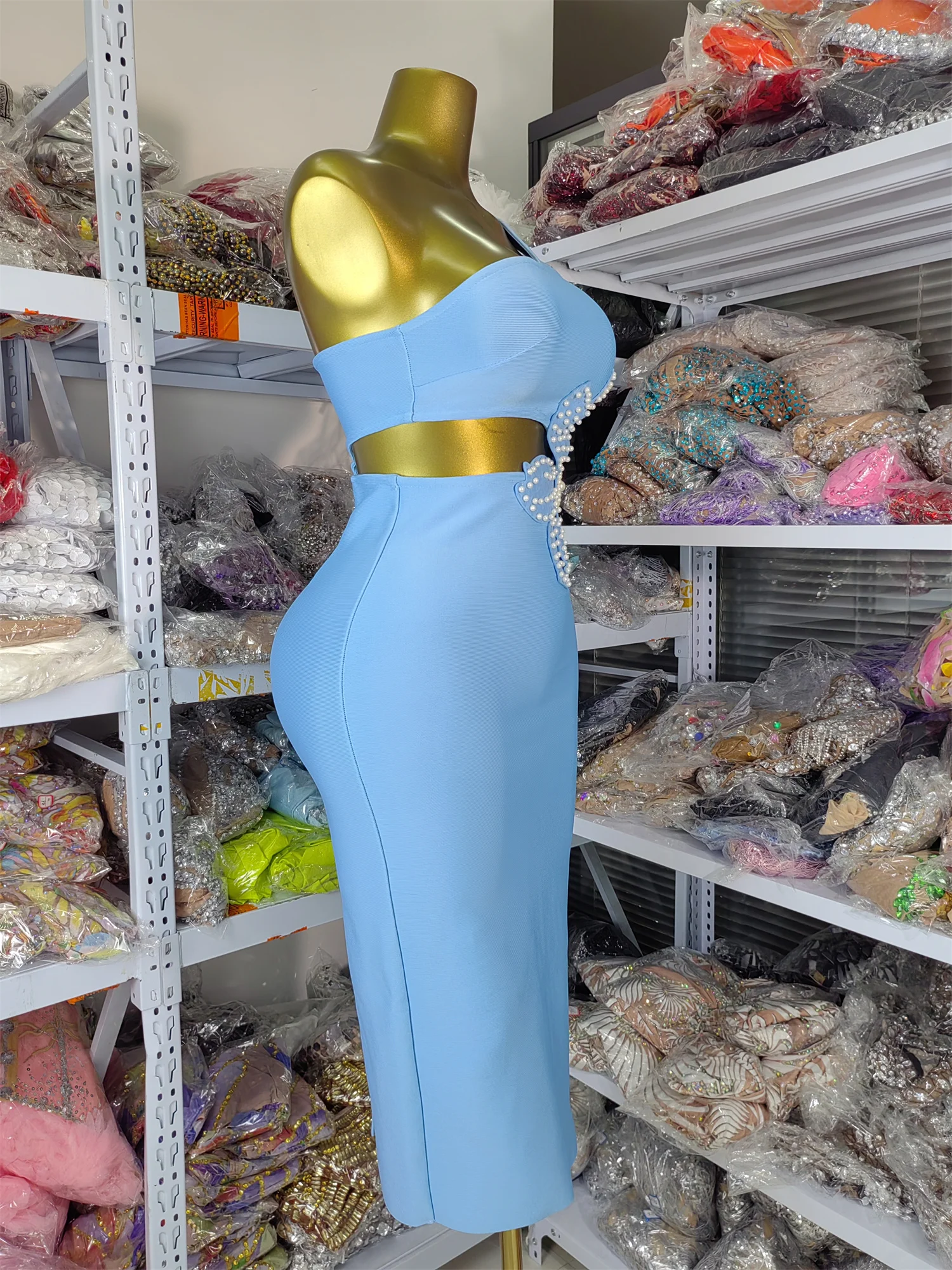 Venta de fábrica, vestido clásico del vendaje para mujer, azul cielo, un hombro recortado, bordado de perlas, hasta la rodilla, vestidos de fiesta de calle