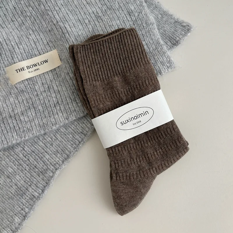 1 par de calcetines cálidos de Color sólido a media pantorrilla para mujer, calcetines térmicos de otoño e invierno para mujer, calcetines blancos y negros de algodón de alta calidad