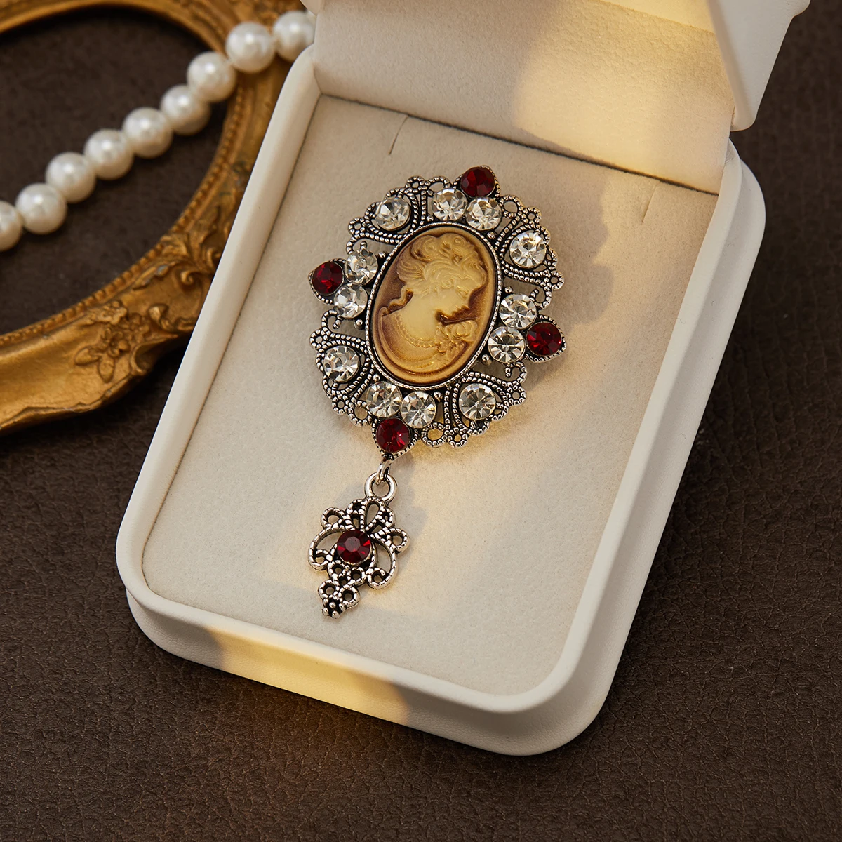 Vintage Silver Color Crystal Brooches for Women Victorian Style Queen Portrait Carved Brooch Pin Elegant Wedding Bridal Jewelry