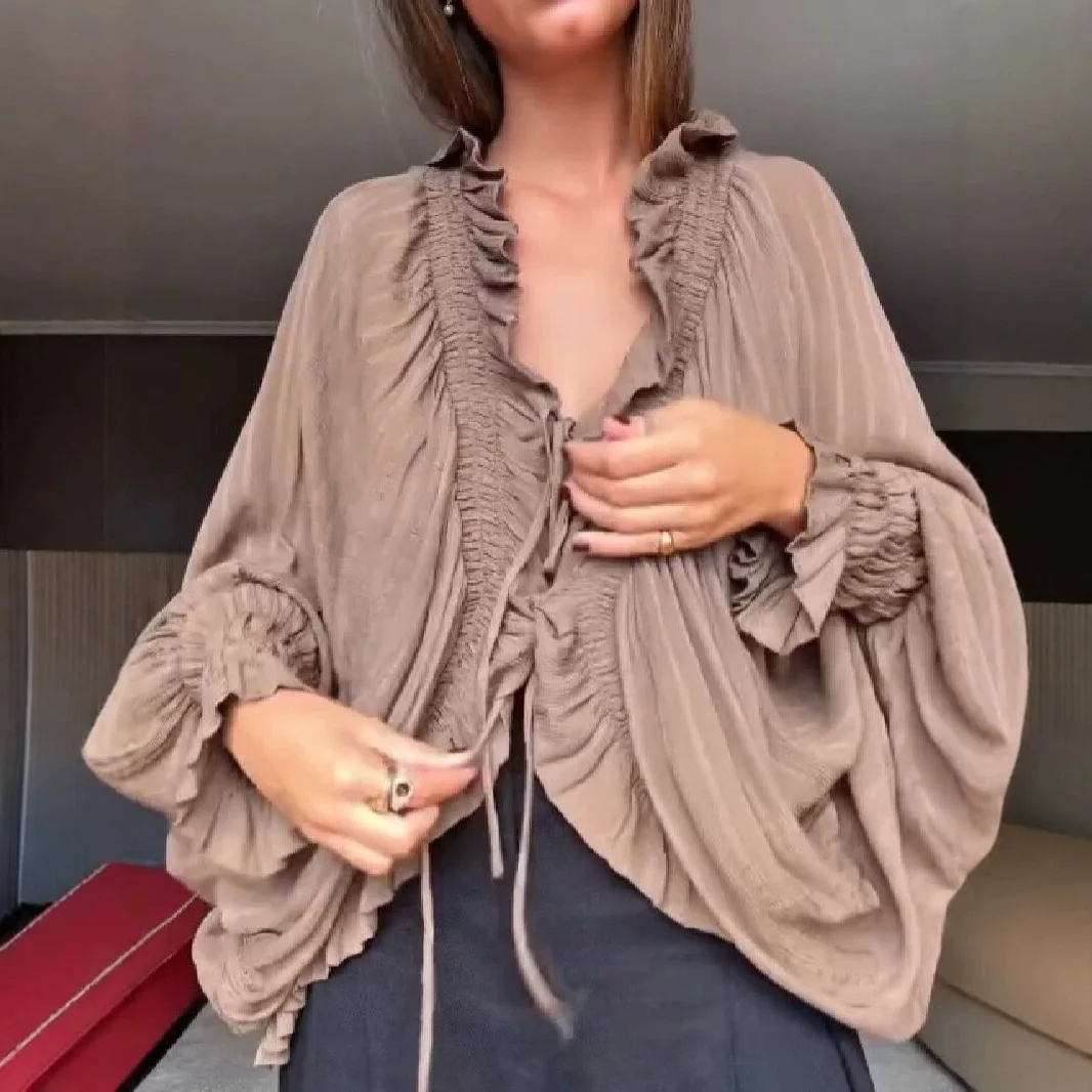 Damen-Bluse mit Rüschen, V-Ausschnitt und Vorderbindung, langärmeliges, locker geschnittenes, fließendes Oberteil im Vintage-Stil für den Herbst. – Detail 2
