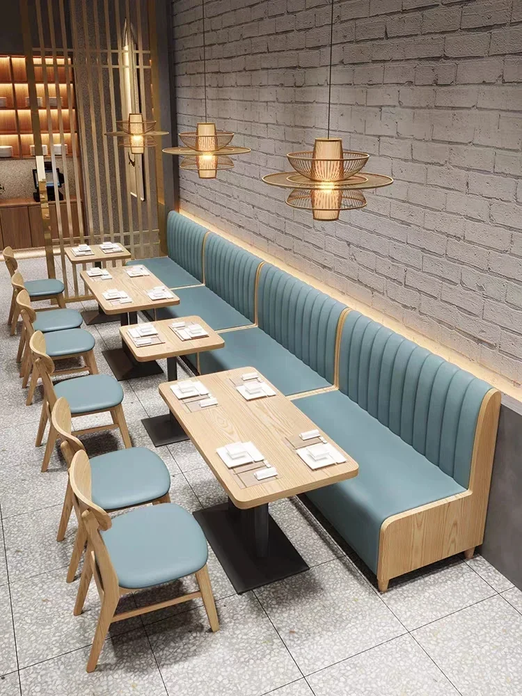 

# Деревянный диван-будка по индивидуальному заказу. Переговоры для отдыха для коммерческого ресторана. Мягкое сиденье-скамья. Минималистичный стол. Комбинация стульев.