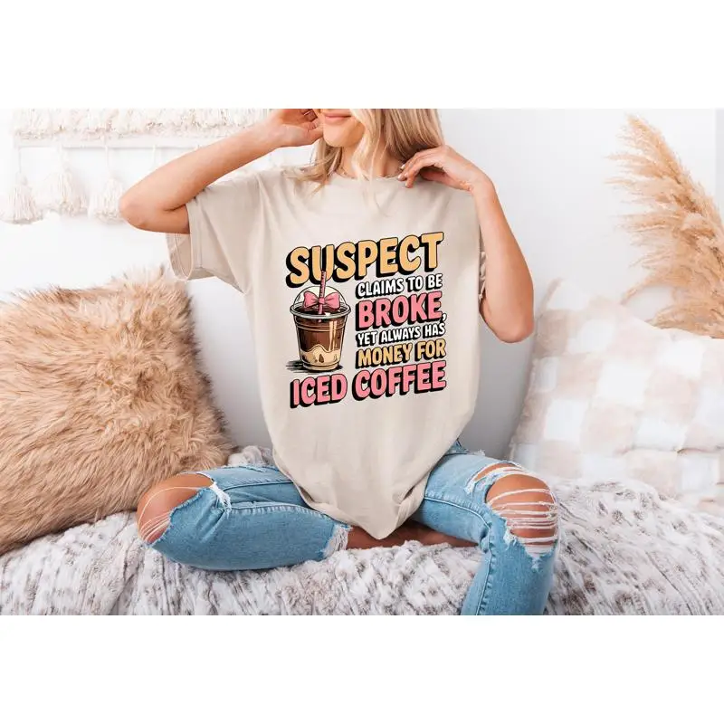Suspeito cumplido para ser roto pero siempre tiene dinero para café helado camiseta amante temporada de verano