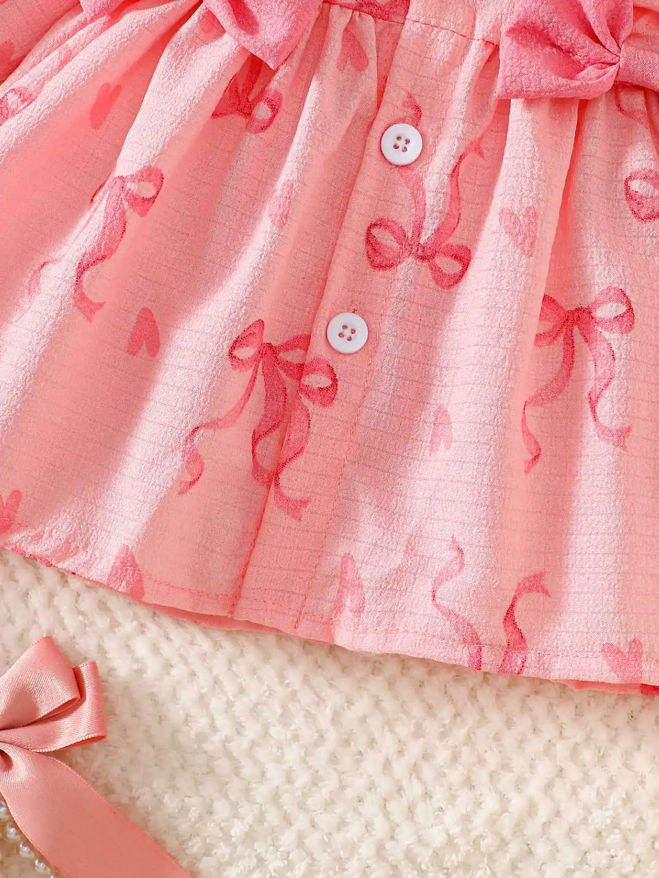 Rosafarbenes Kleid mit rundem Ausschnitt, Rüschen und Cartoon-Schleifenmuster für neugeborene Mädchen, langärmlig, mit roter Schleife, elegant und niedlich, geeignet für alle Jahreszeiten. – Detail 5