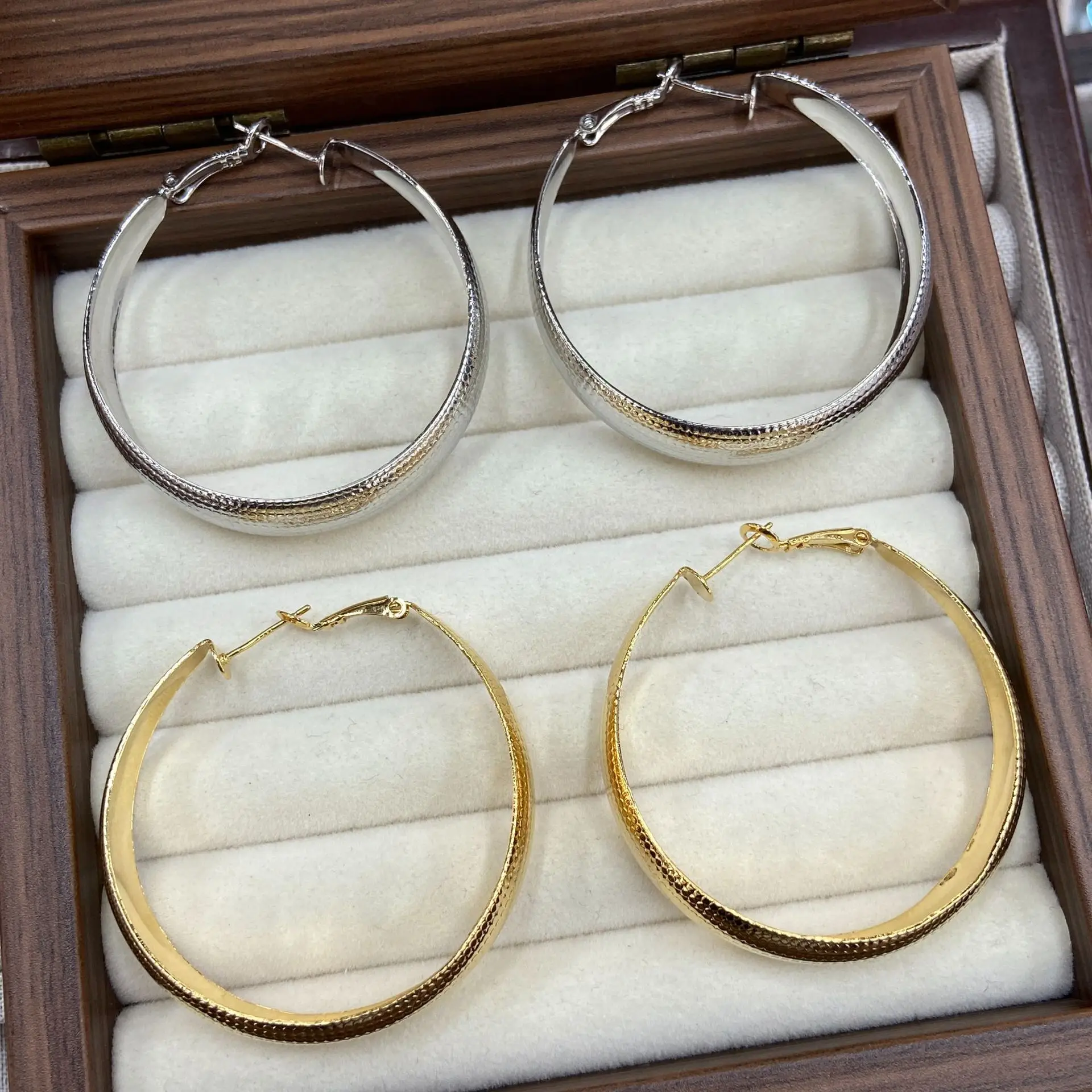 Vintage Exaggerated Metal Striped Texture Hoop Earrings For Women Minimalist Unique Cold Style Circle Ear Jewelry