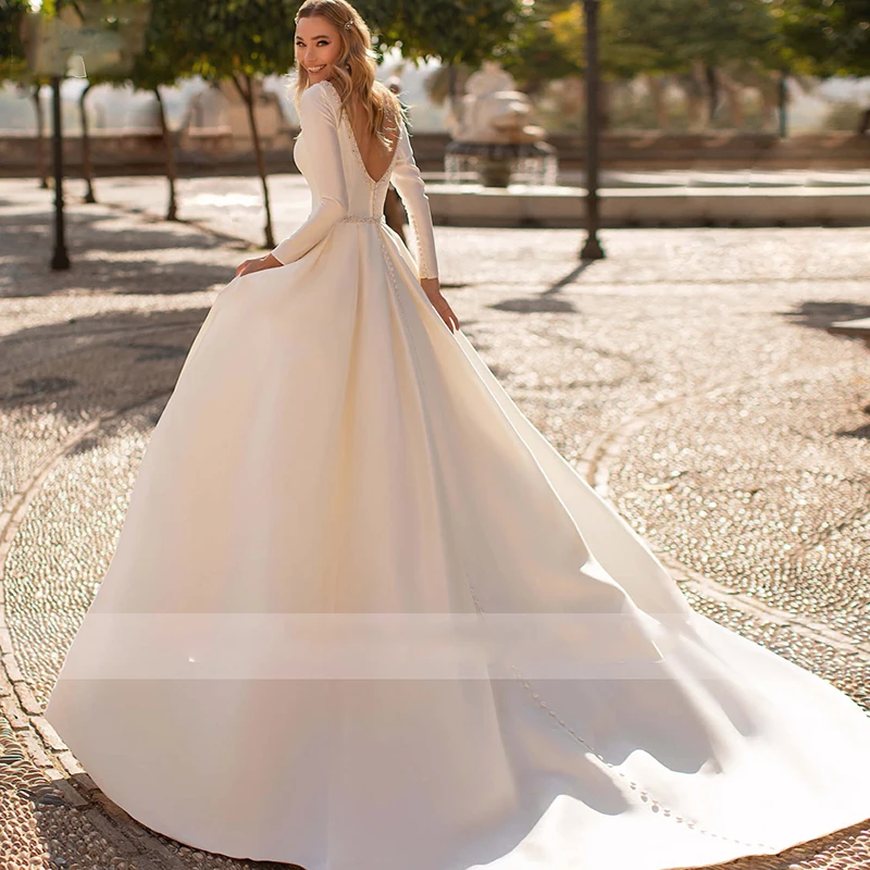 Robe de mariée élégante à manches longues, ligne A, dos nu, en Satin, perles, avec traîne de balayage, sur mesure, bouton au dos couvert