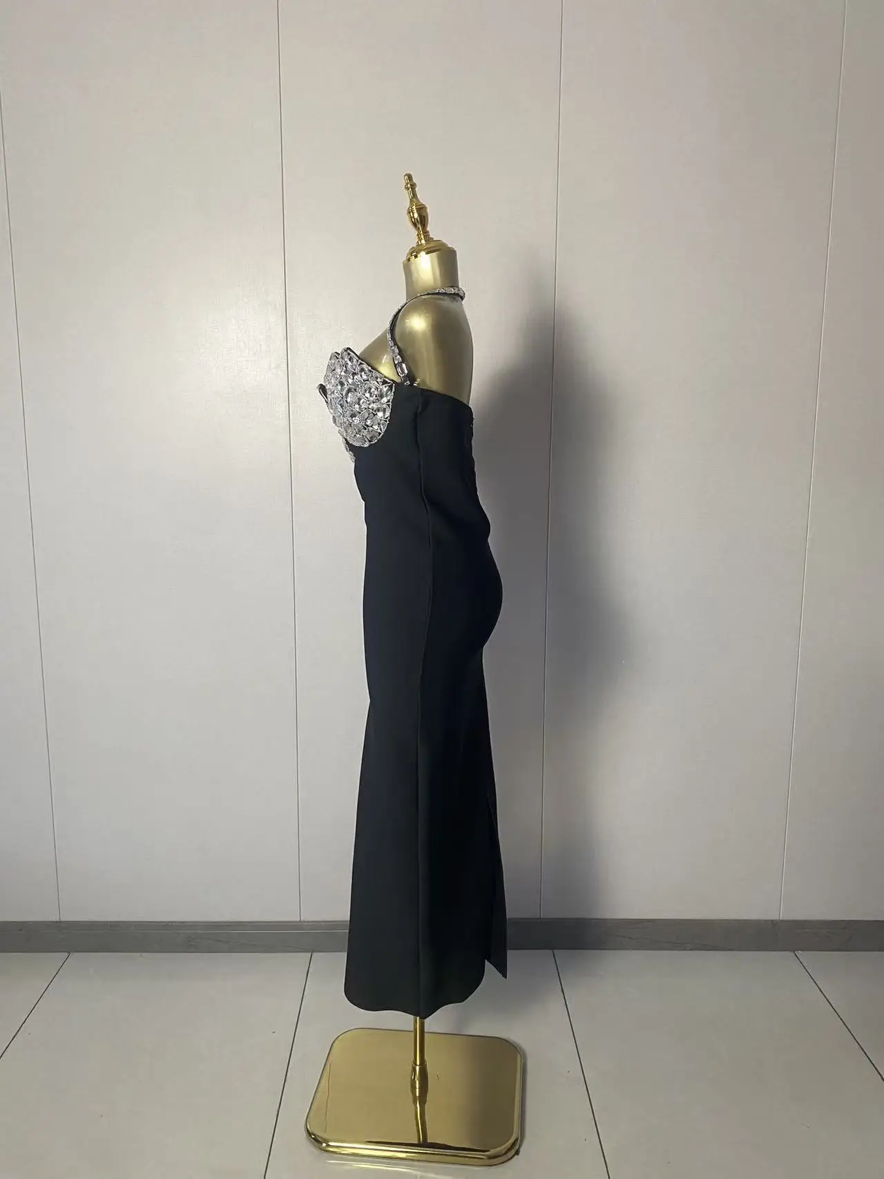 2025年新作 レディース セクシー ノースリーブ ホルターネック ダイヤモンド ブラック ミディ丈 ボディコン ドレス 2025 エレガント イブニング クラブ 高級 バースデーパーティー ドレス