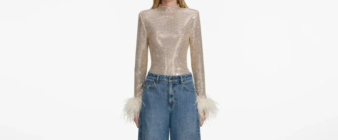 

Тонкий пуловер с перьями цвета шампанского Star River Diamond и длинными волосатыми рукавами 2026