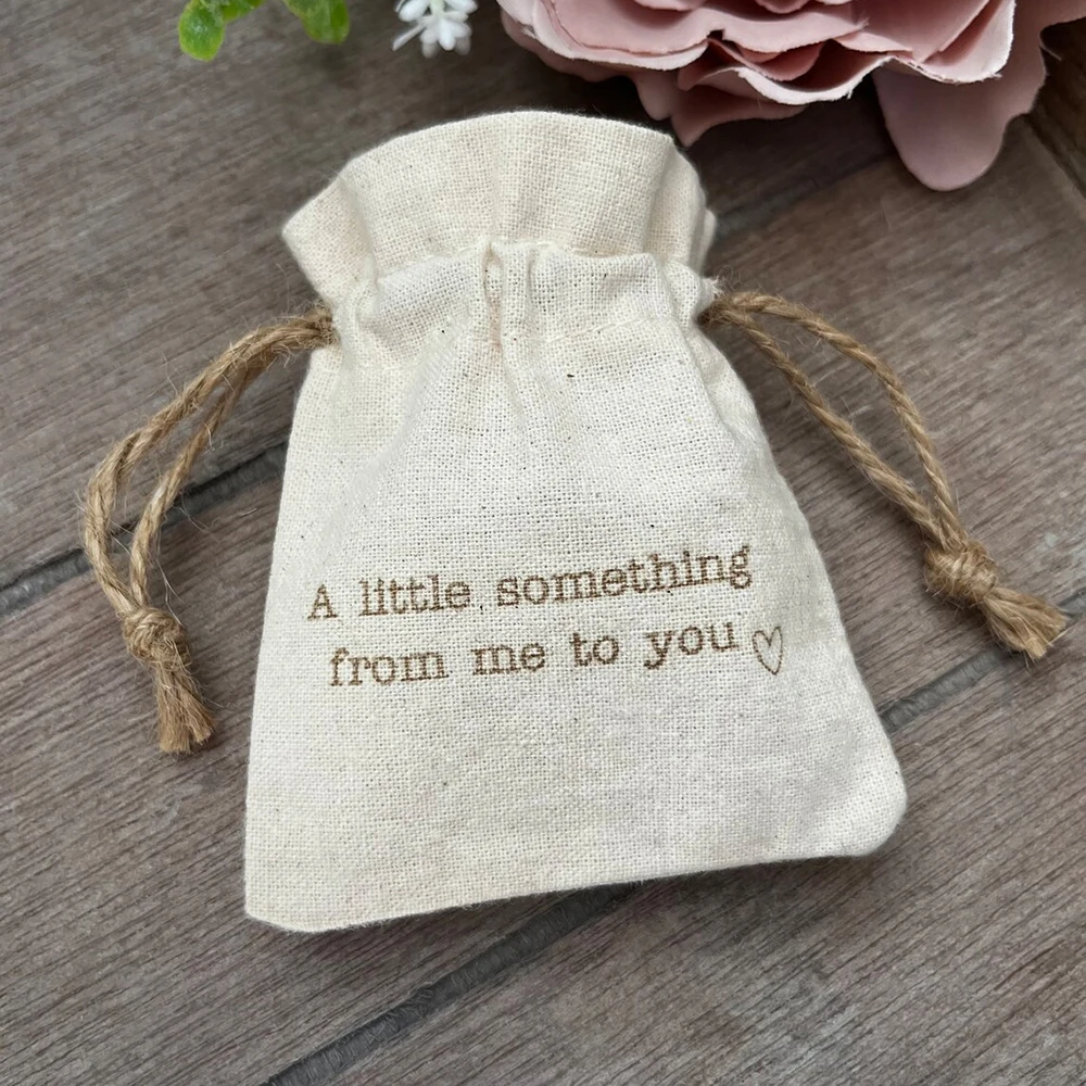 100pcs Personalized Logo Cotton Jewelry Bag with Jute Rope Nature Burlap Canvas Gift Bags for Makeup Dust Sack Jewelry Packaging