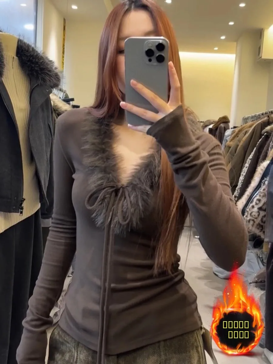 Modna koszulka plus size z dekoltem w serek, dopasowany krój, długi rękaw, jesienno-zimowy design, ciepła, wyszczuplająca, czysta elegancja.