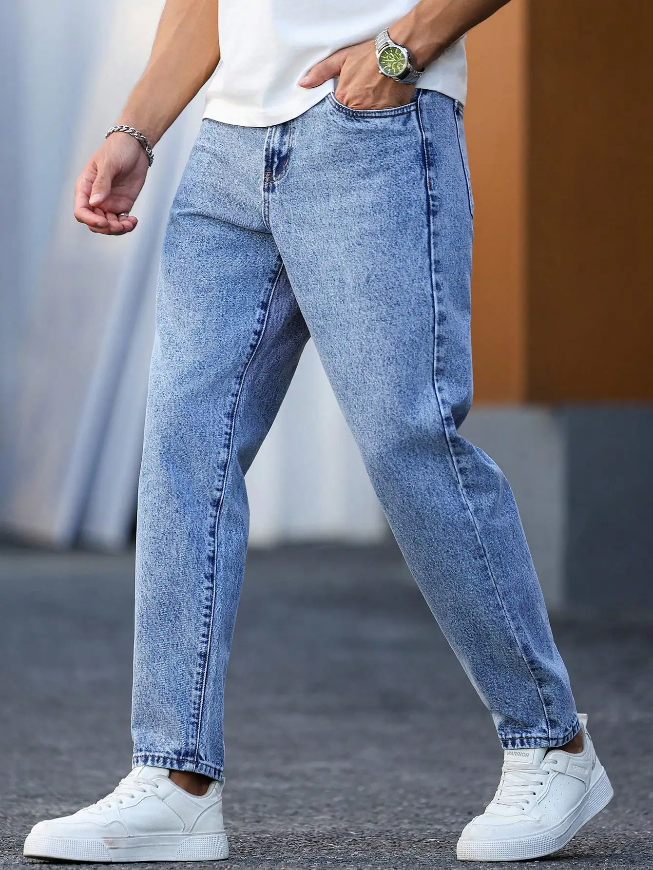 سراويل الدنيم المغسولة باللون الأزرق الفاتح للرجال بسيطة وكاجوال وعصرية ومناسبة للإظهار بأرجل طويلة ومتعددة الاستخدامات.