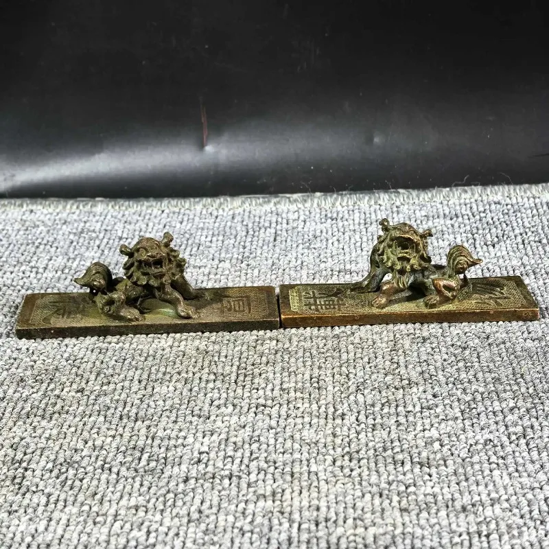 Retro Bronze Lion Paperweight Pair Chinese Character Engraved Desktop Ornament Oriental Vintage Study Decor Craft Gift