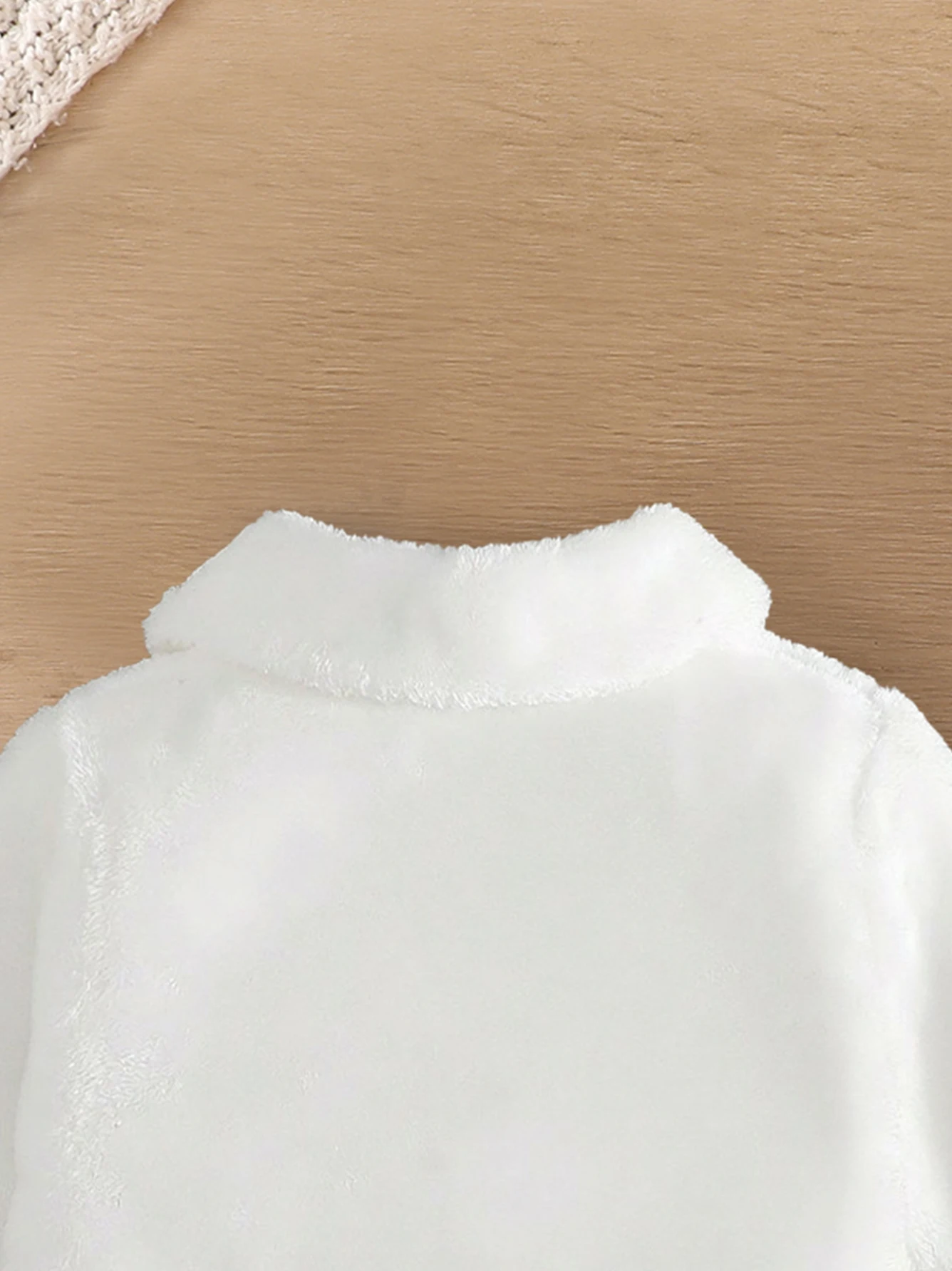 Weiße, flauschige Jacke für Mädchen, Größe 4–8 Jahre, mit Peter-Pan-Kragen, Strassknöpfen und kurzem Schnitt, als Bolero für ein Prinzessinnenkleid. – Detail 3