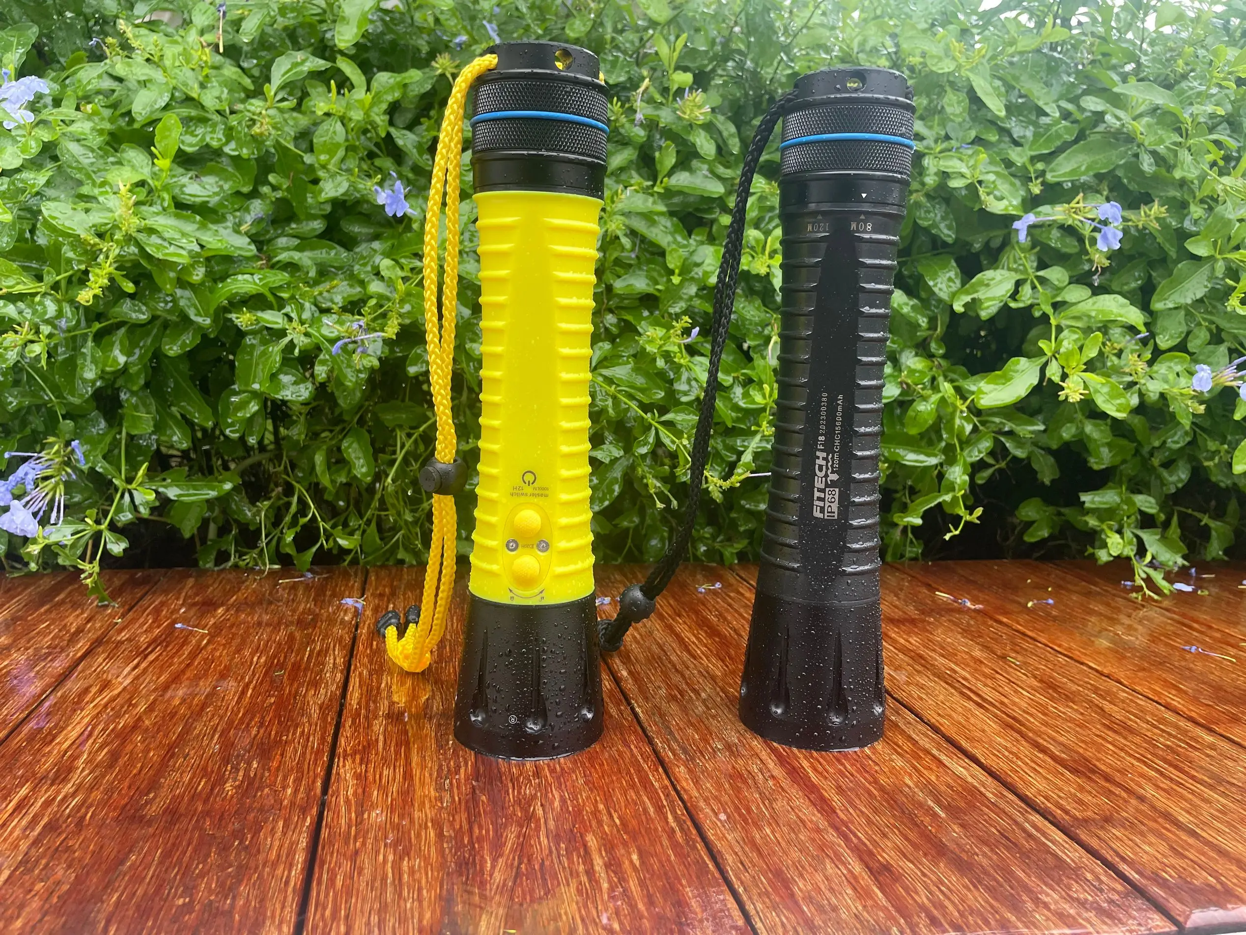 

FITECH F18 Professional Scuba Diving Flashlight 1000 Lumens,Built-in 15600mah Battery, 15H Runtime,Diver Diving Light LED Torch