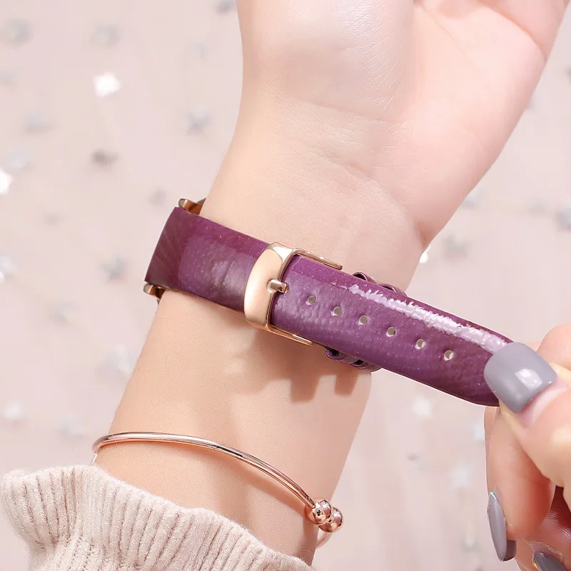 新しいトレンディなカレンダーダイヤルのカジュアルなクォーツレディースウォッチ、レザーストラップ付き、ユニークな時計であり、女性への完璧なギフトです。