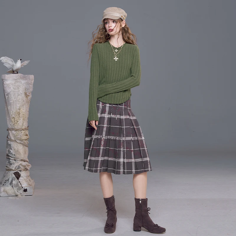 ELFSACK 2025 Autumn New Arrivals Casual Slim Fit Solid Embroidery Base Layer Versatile Knit Sweater For Woman