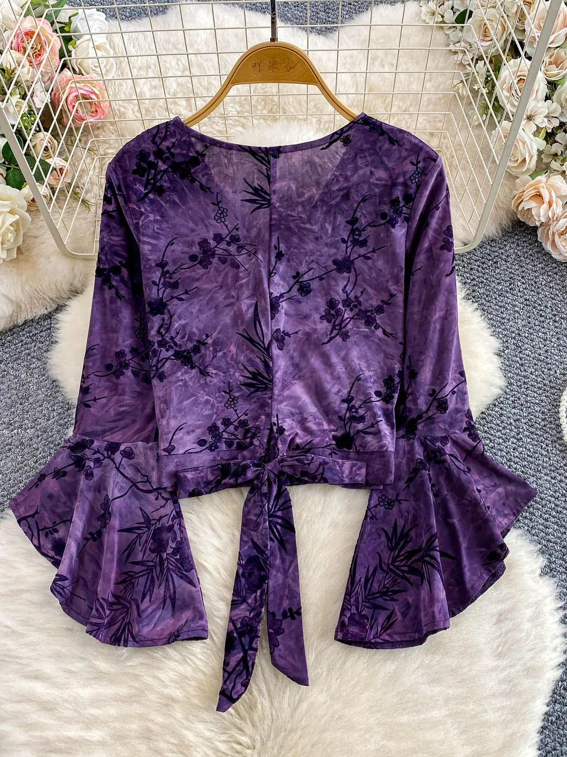 

Korobov Осенние корейские винтажные футболки с v-образным вырезом и расклешенными рукавами и бандажным принтом, элегантные темпераментные тонкие футболки