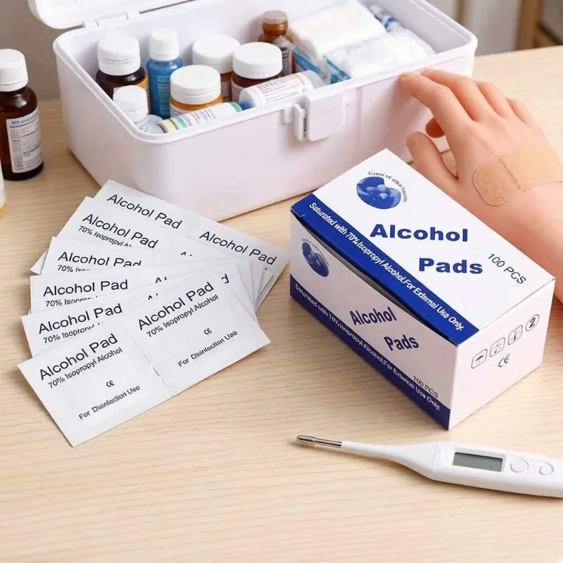 

Аптечка первой помощи, спиртовые салфетки 75% (100 шт. в упаковке), средства для дезинфекции и очистки кожных ран.