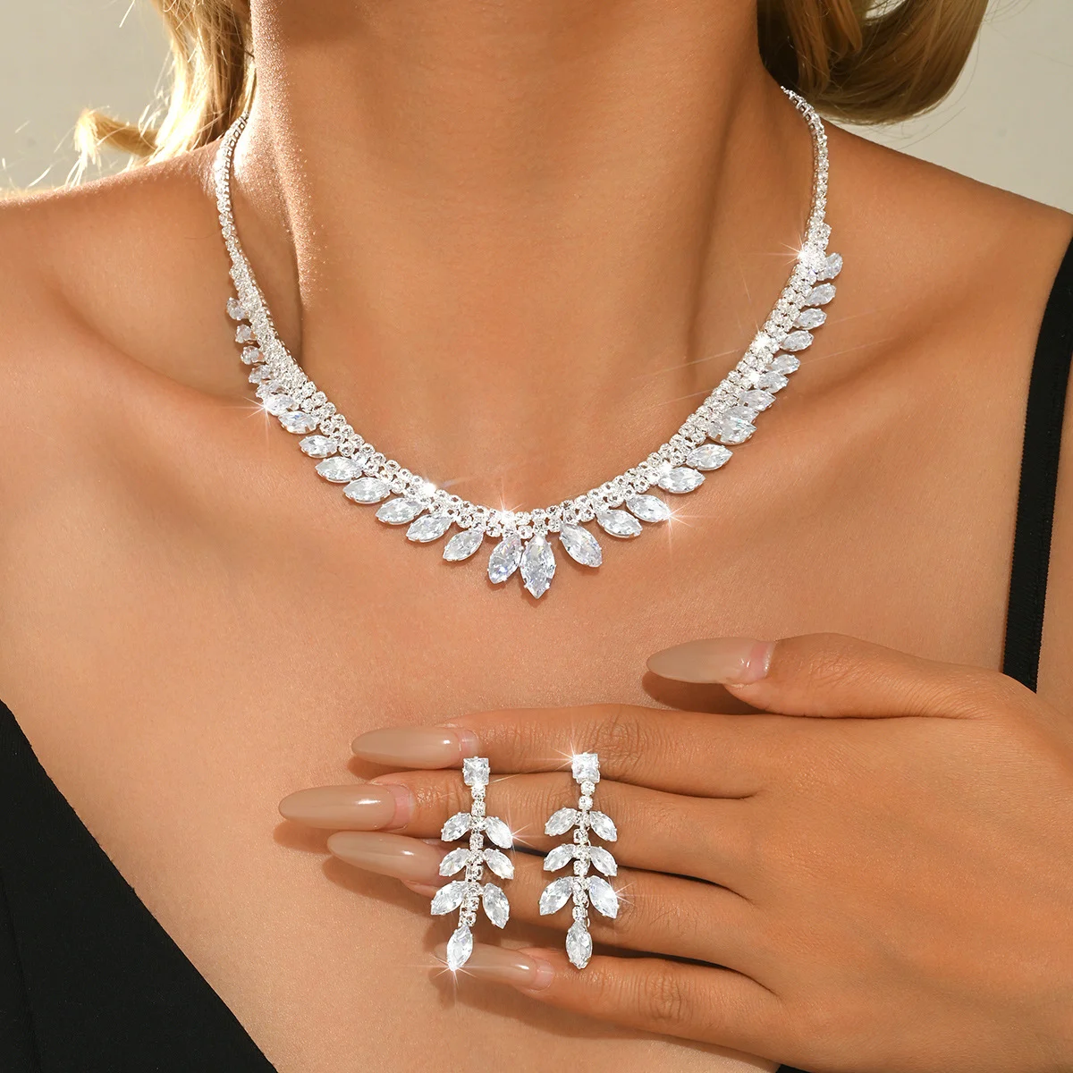 

Necklace and earrings jewelry set for brides. New leaf-shaped zirconium two-piece set. Fashionable full-diamond jewelry.
